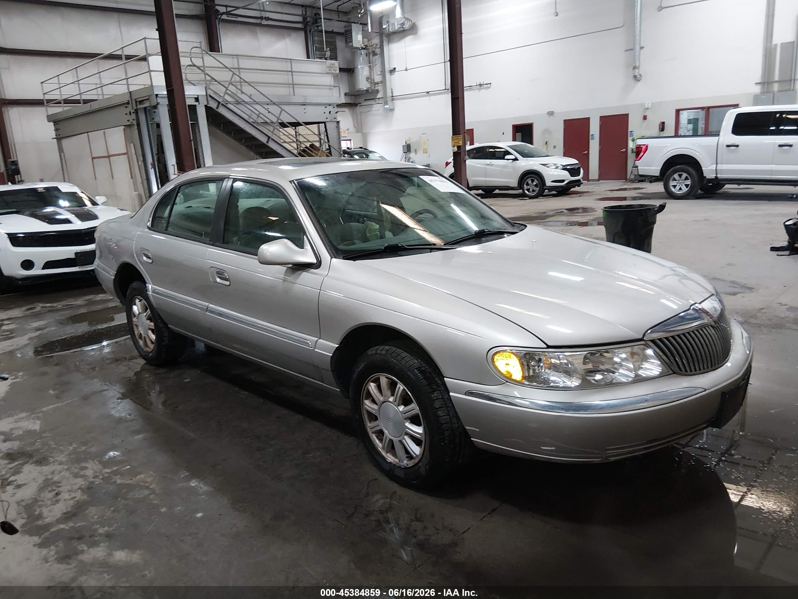 2002 Lincoln Continental, VIN 1LNHM97V82Y684888 — Зад
