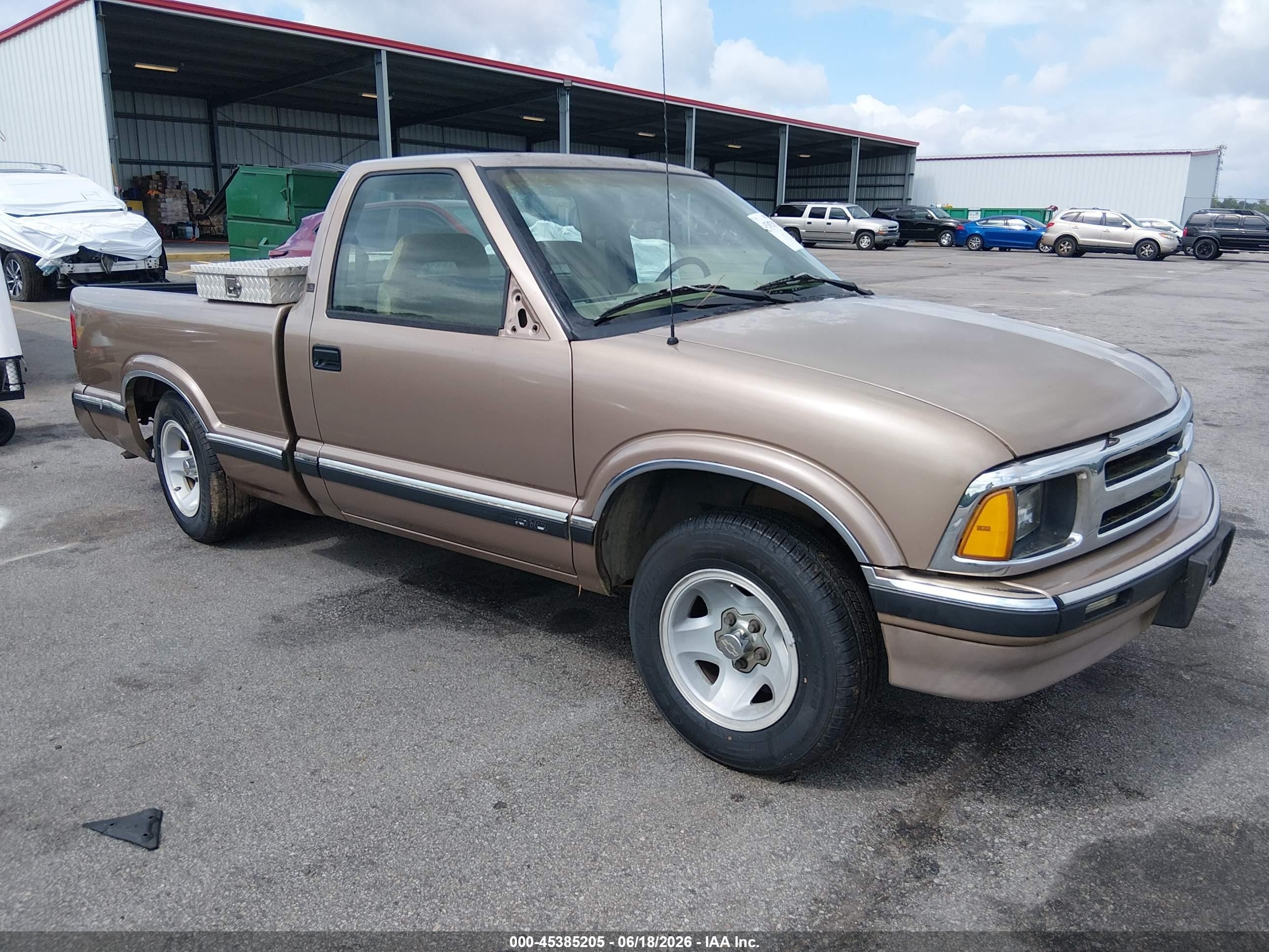 1996 Chevrolet S-10, VIN 1GCCS1444T8142299 — Side