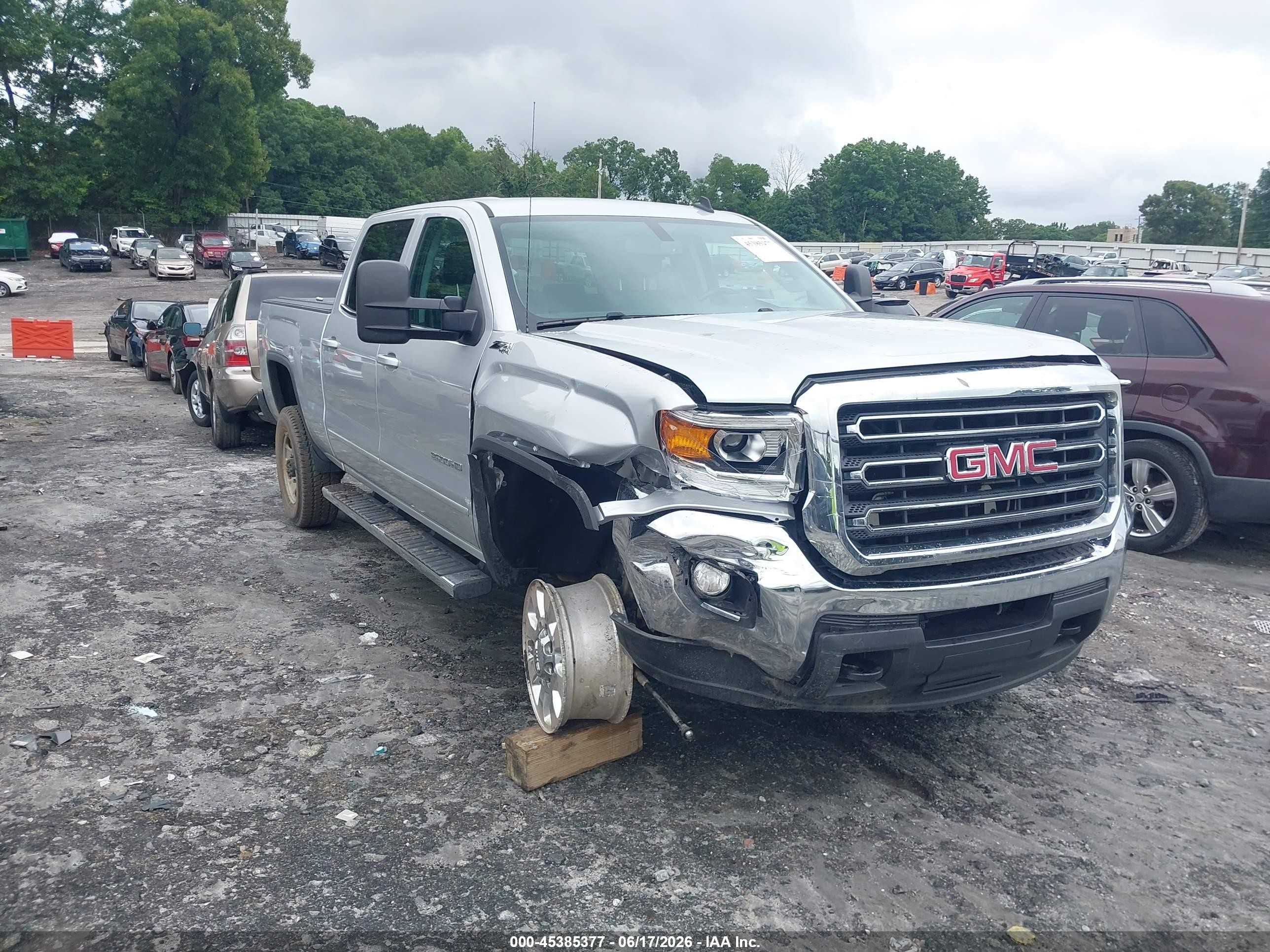 2015 GMC Sierra 2500HD SLE, VIN 1GT12YEG9FF187876 — Перед