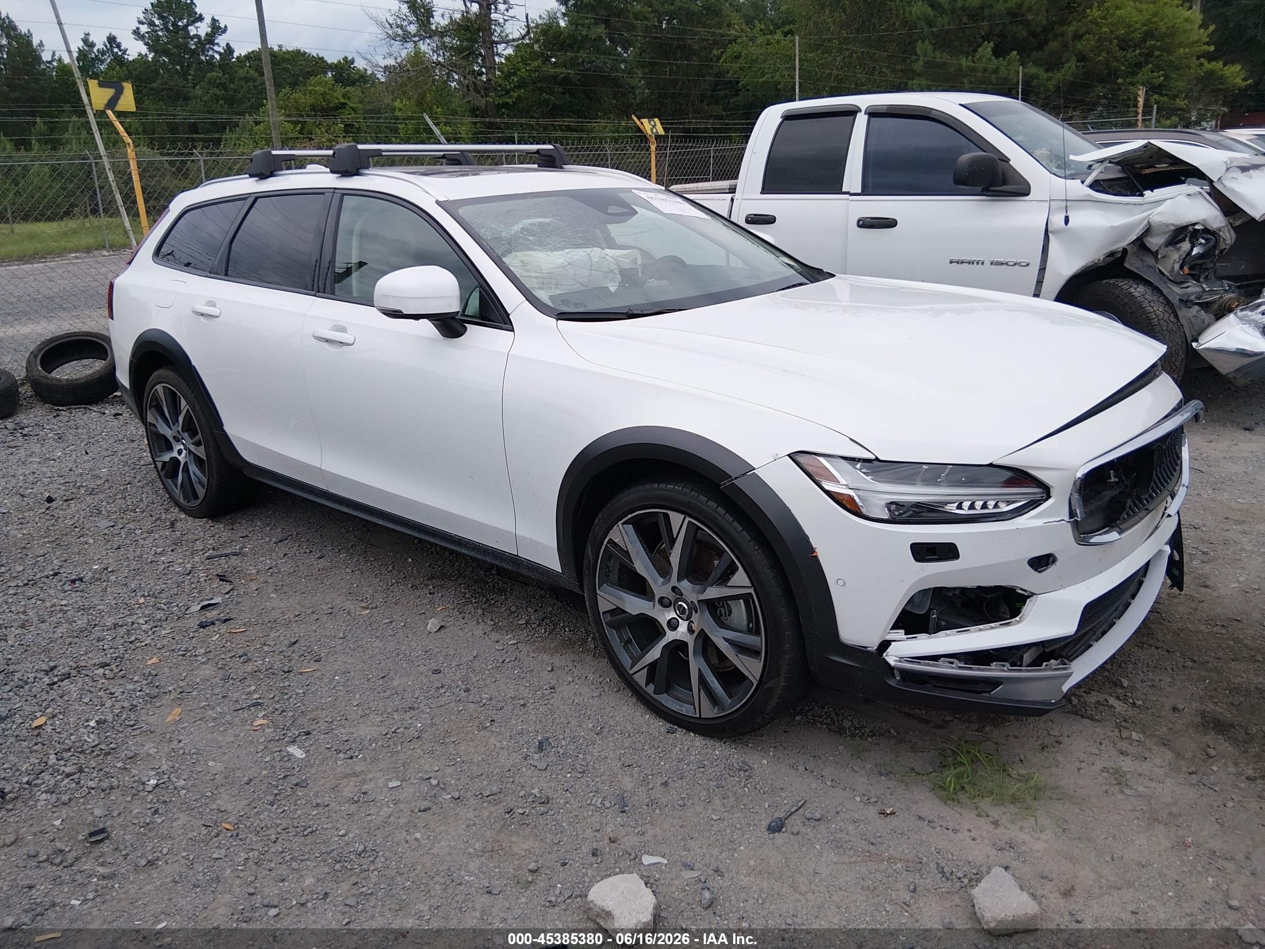 2025 Volvo V90 Ultra, VIN YV4062NL1S1199521 — Front end