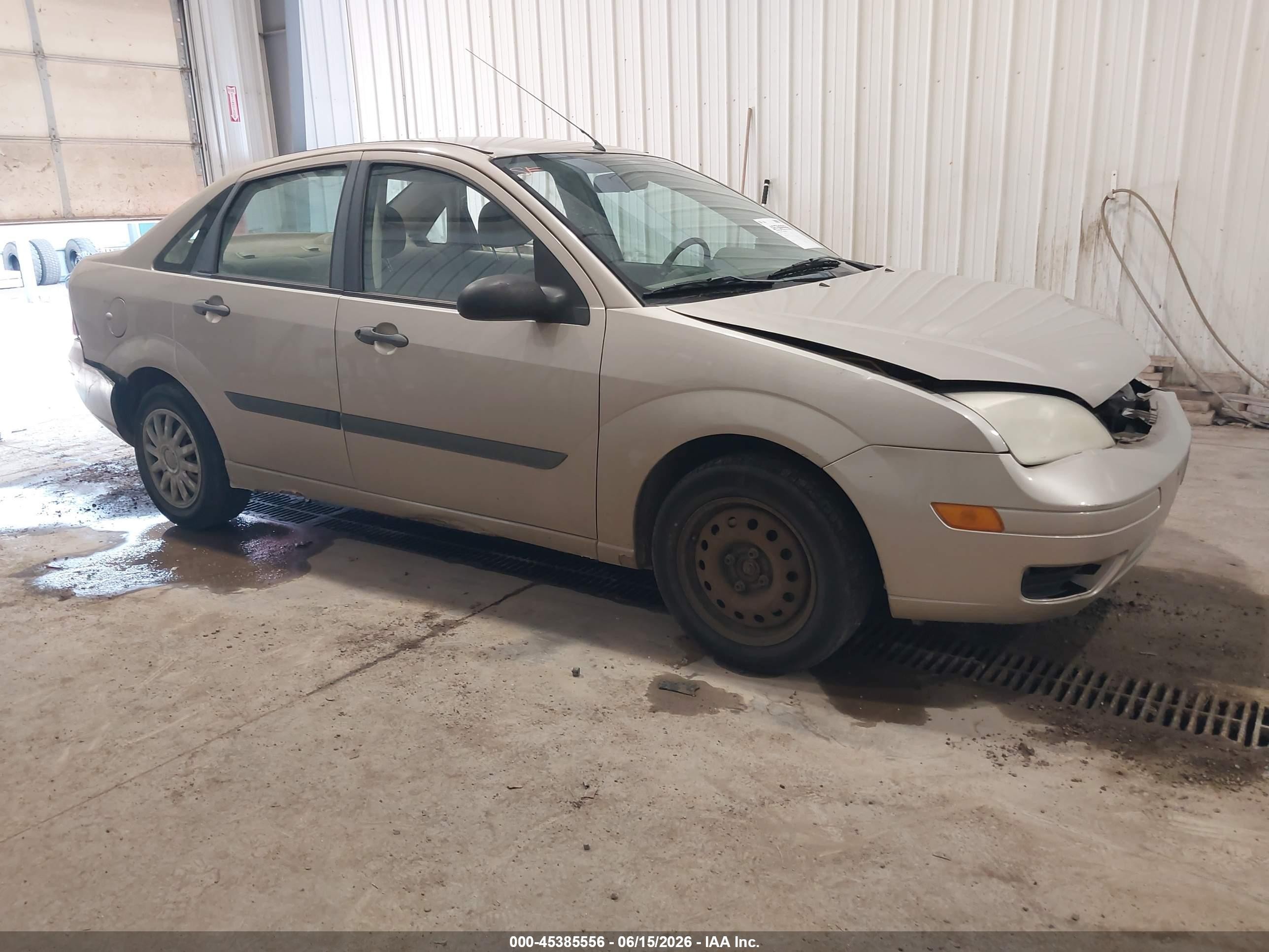 2006 Ford Focus S, VIN 1FAFP34N06W247687 — Front end