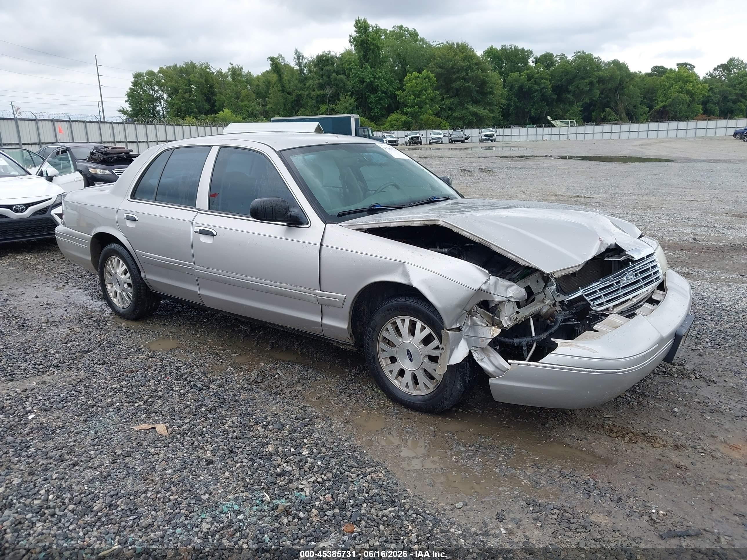 2004 Ford Crown Victoria LX, VIN 2FAFP74W64X110402 — Перед