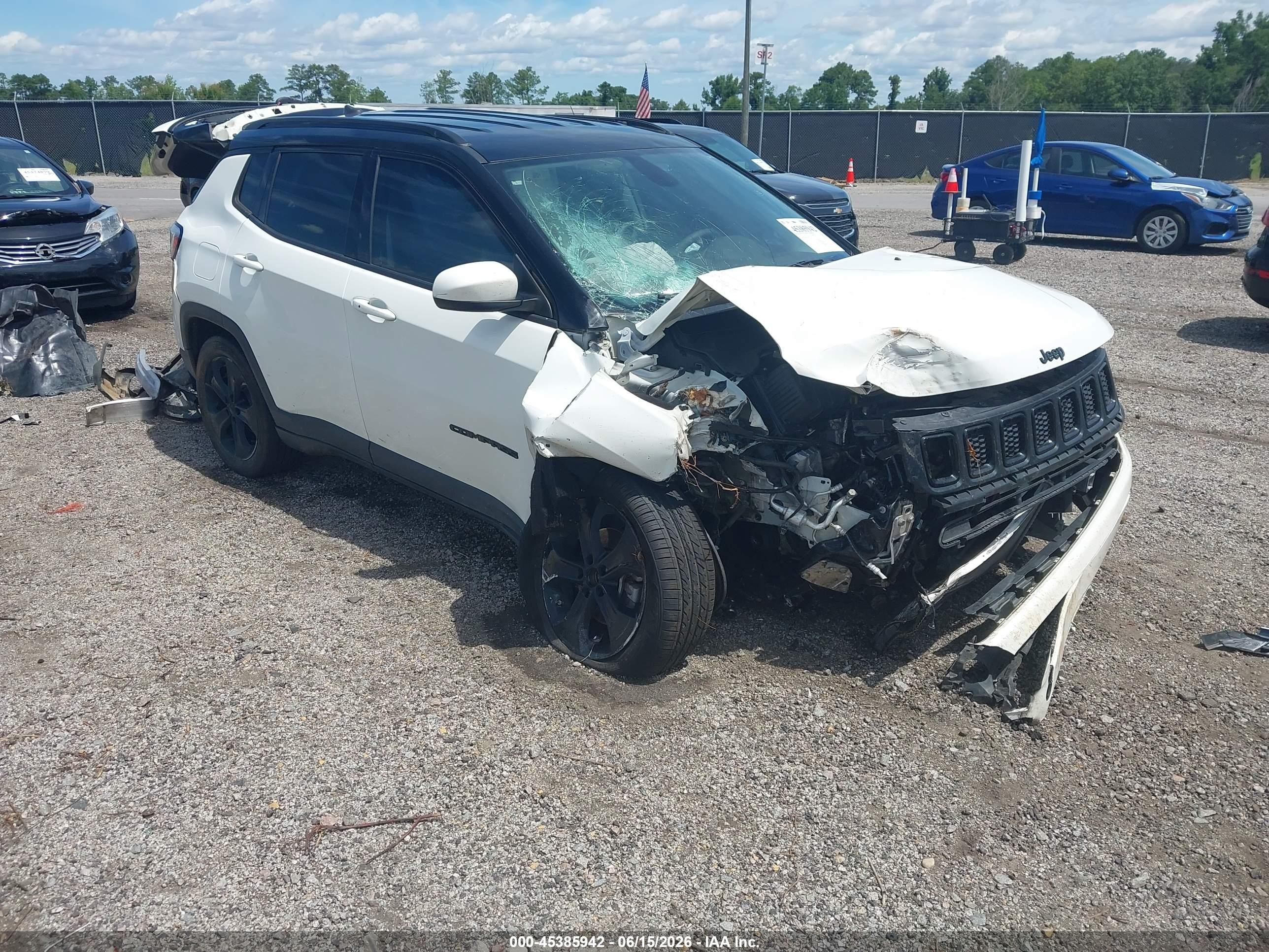 2021 Jeep Compass Latitude, VIN 3C4NJCBB8MT526940 — Front end