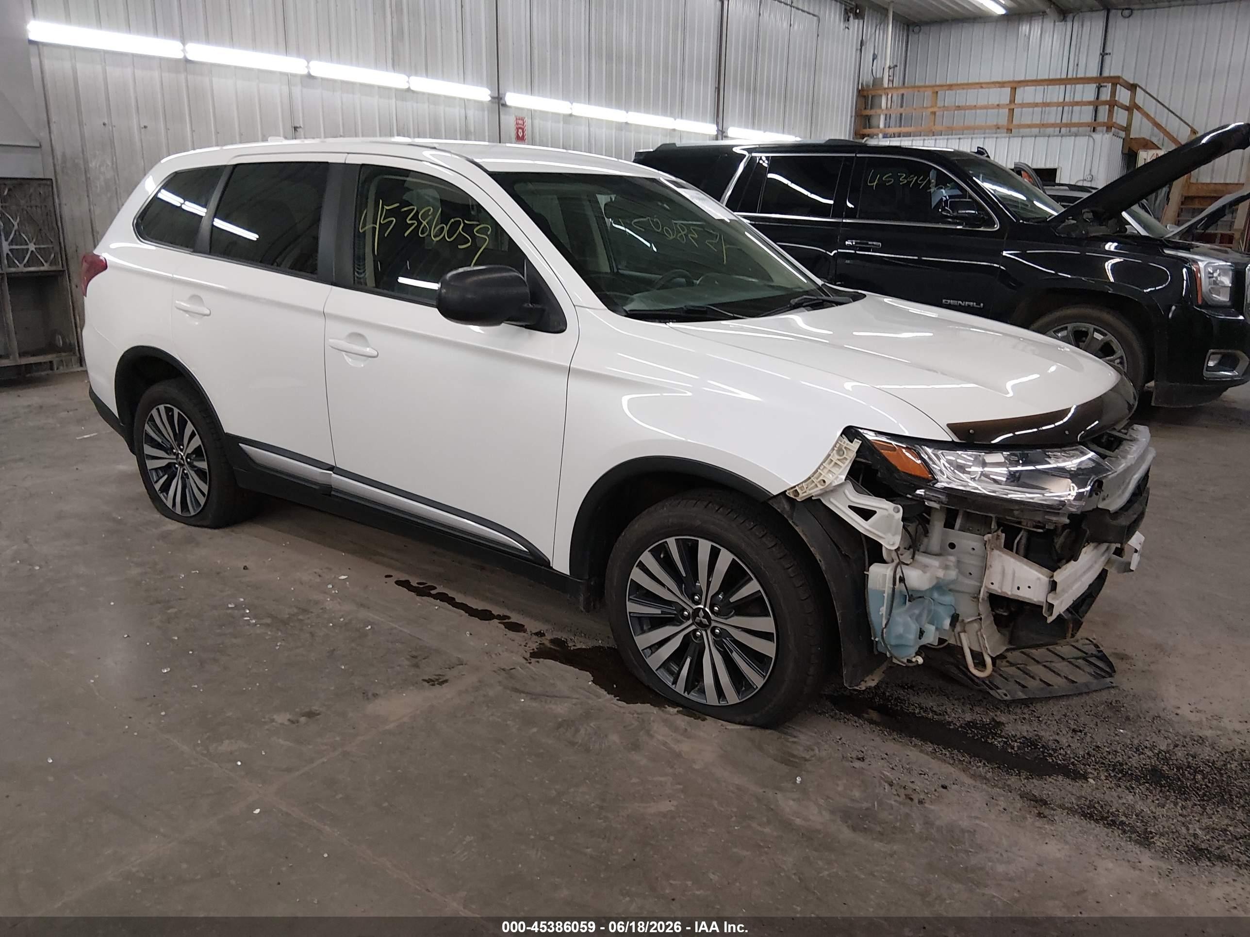 2019 Mitsubishi Outlander ES, VIN JA4AZ3A31KZ026314 — Front end