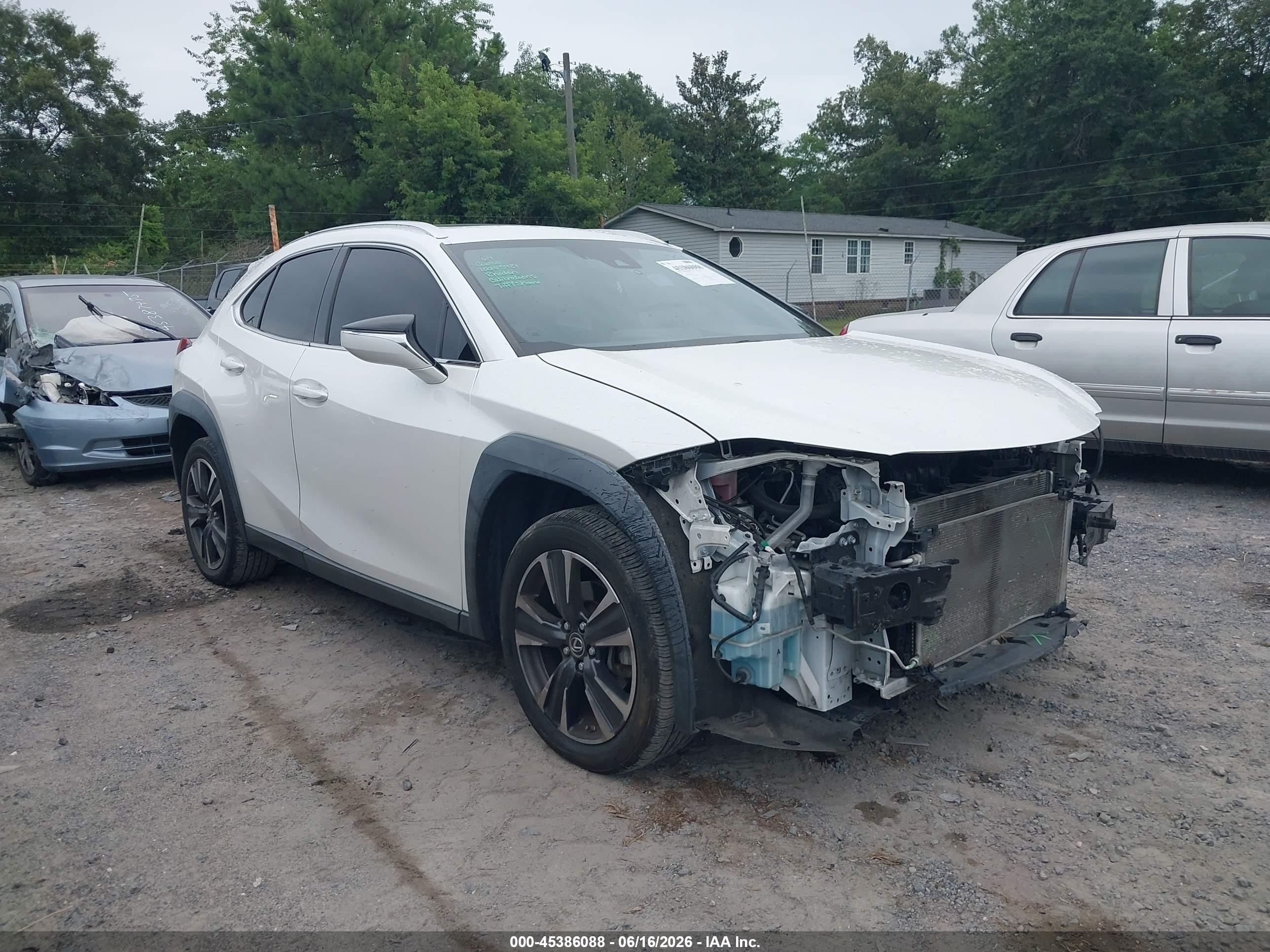 2021 Lexus UX 200, VIN JTHP3JBH2M2043519 — Front end