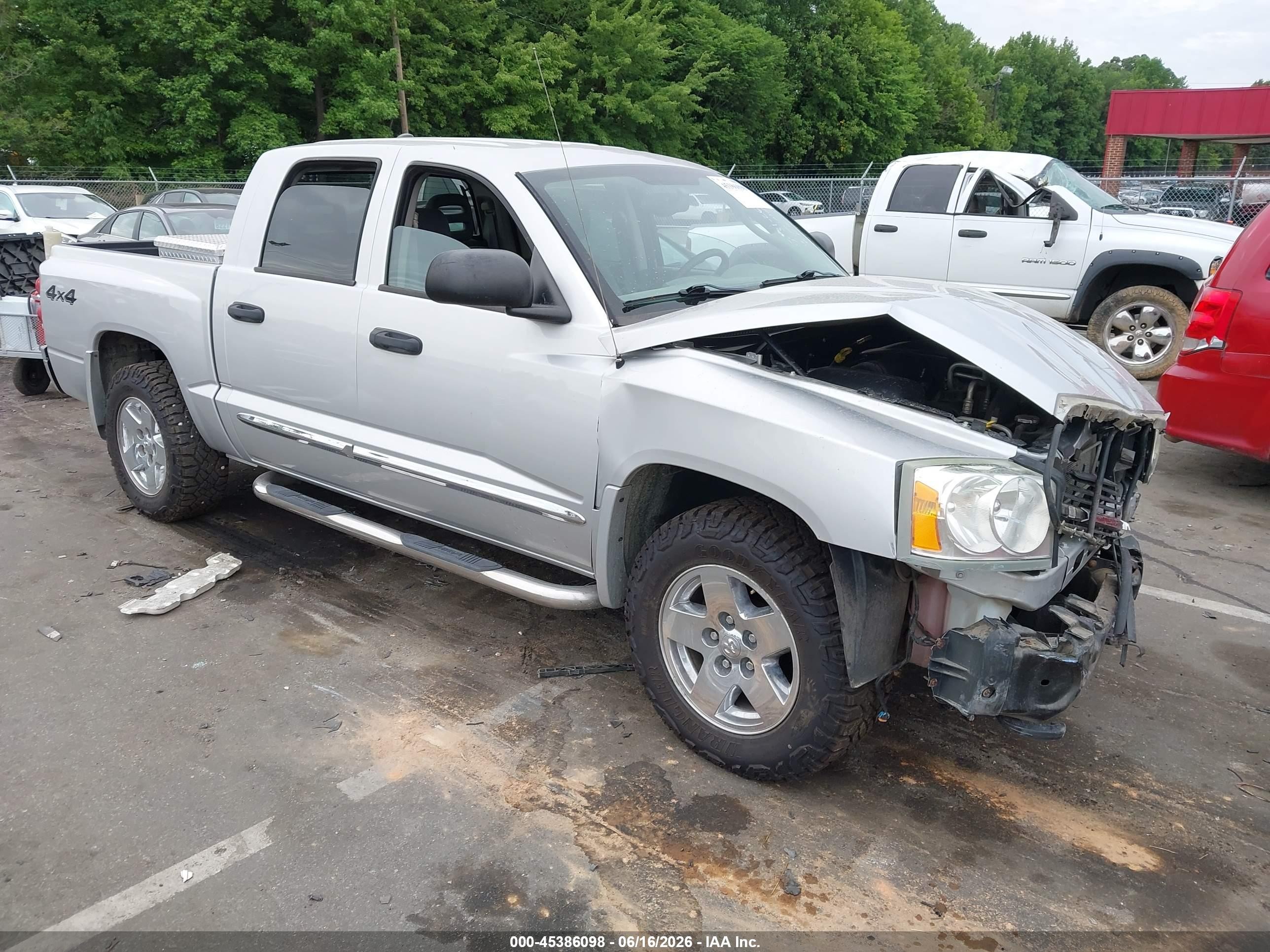 2005 Dodge Dakota Laramie, VIN 1D7HW58N15S194196 — Front end