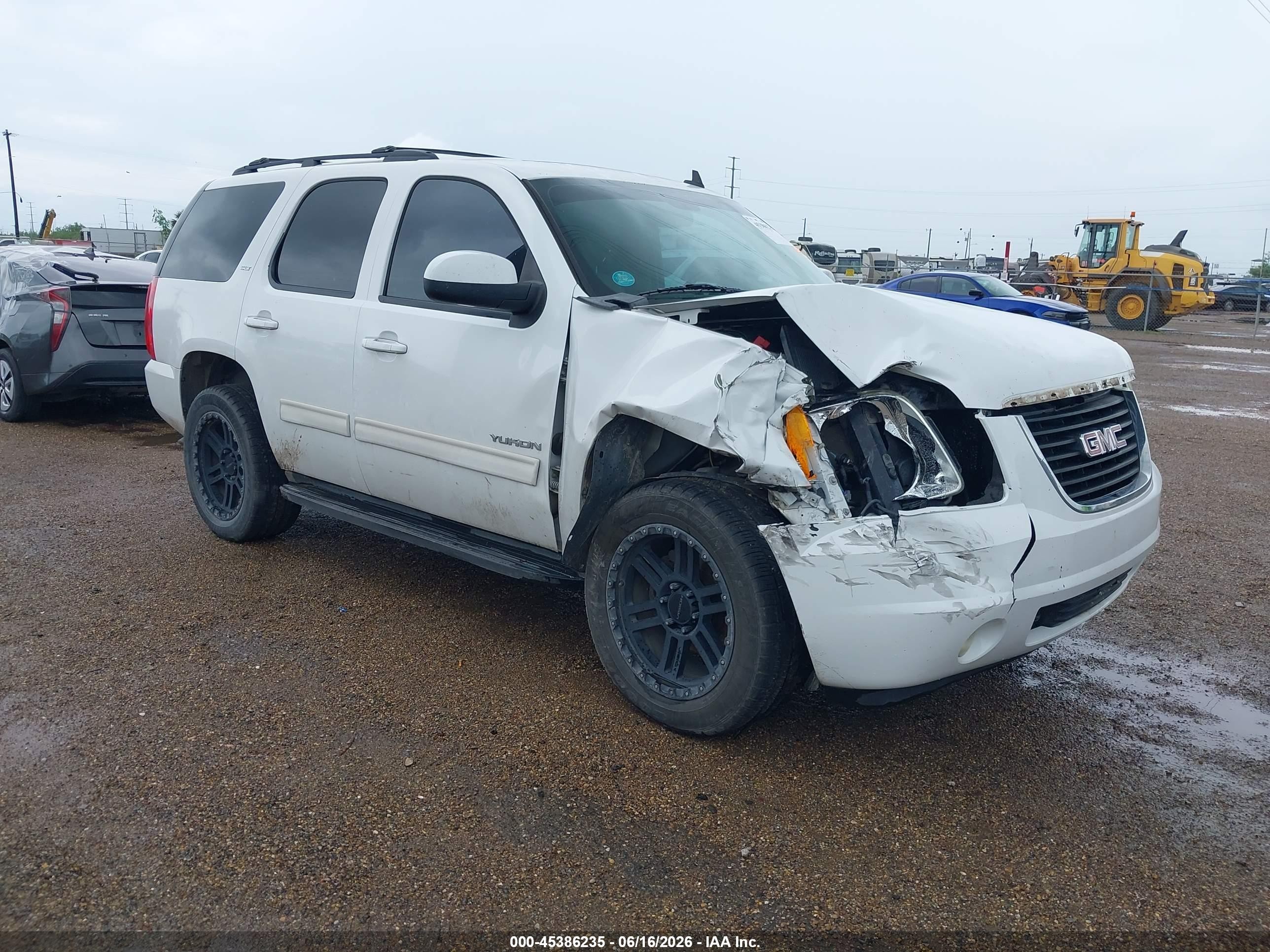 2010 GMC Yukon SLT, VIN 1GKUKCE05AR143906 — Перед