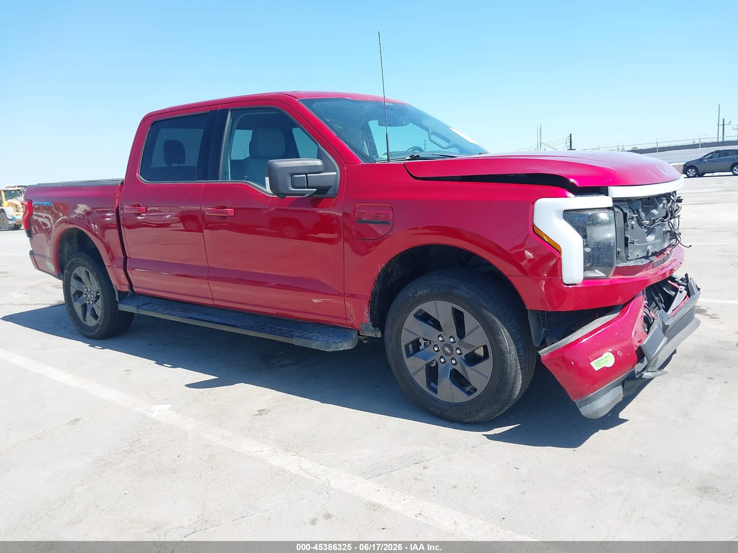 2022 Ford F-150 Lightning Lariat, VIN 1FT6W1EV0NWG02291 — Front end