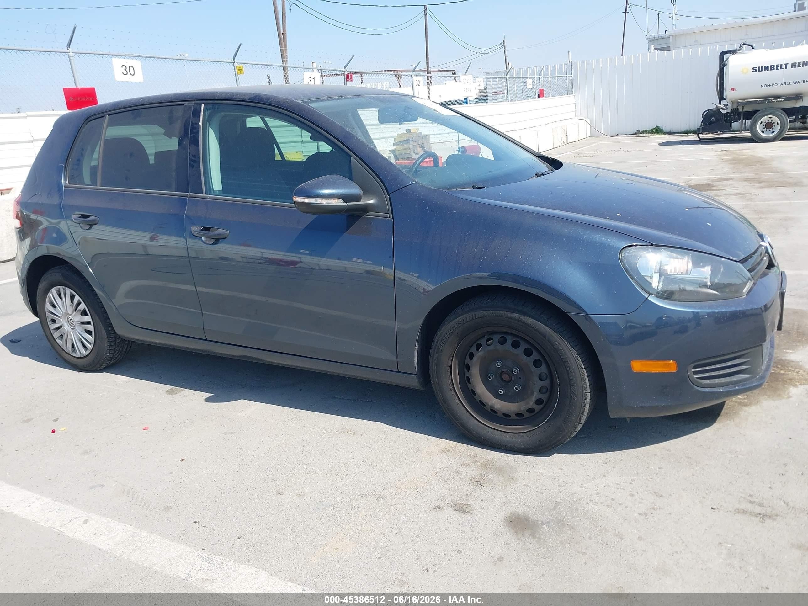 2014 Volkswagen Golf, VIN WVWDB7AJ9EW008372 — Side