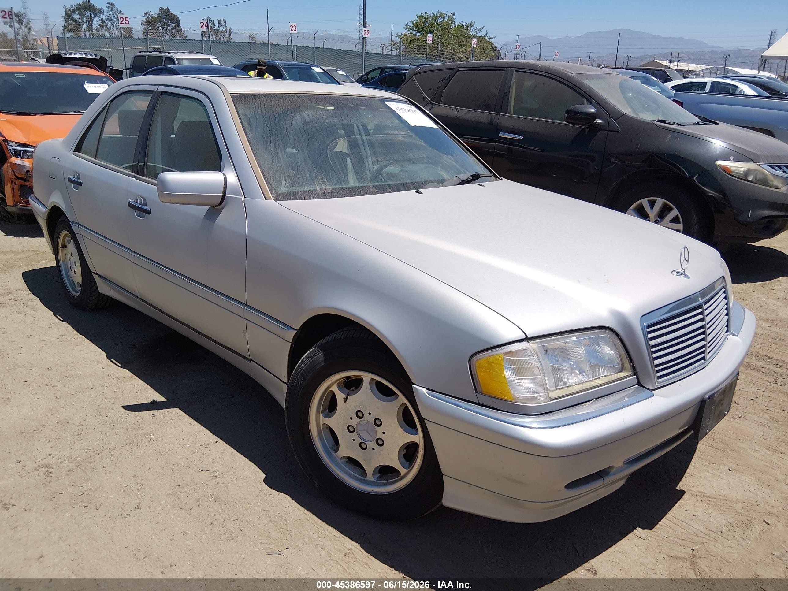 1998 Mercedes-Benz C 230/260/280/320, VIN WDBHA23G0WA589217 — Normal wear