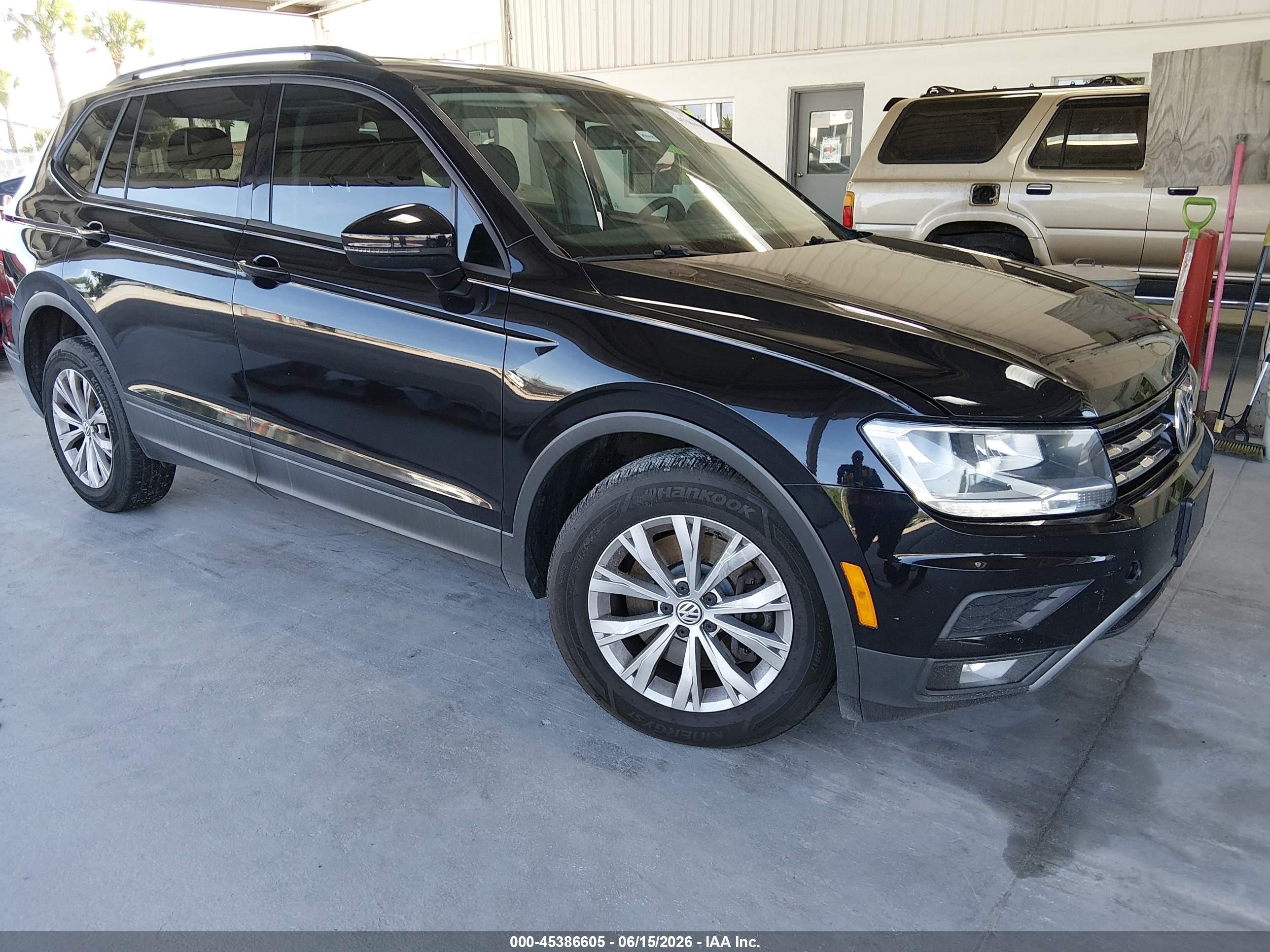 2018 Volkswagen Tiguan S, VIN 3VV1B7AX6JM017503 — Front end