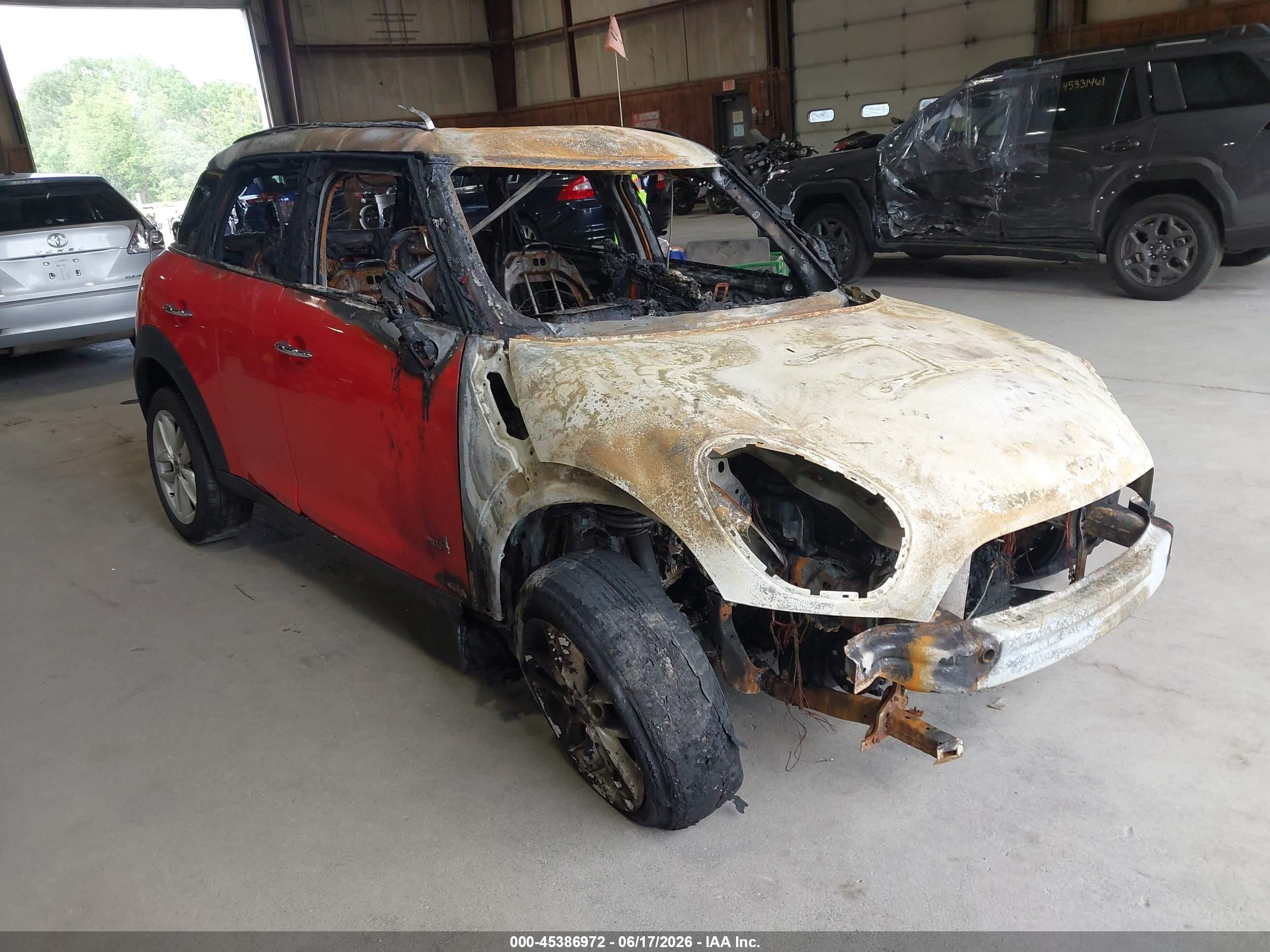 2011 MINI Countryman S, VIN WMWZC5C58BWH99089 — Пожар в моторном отсеке