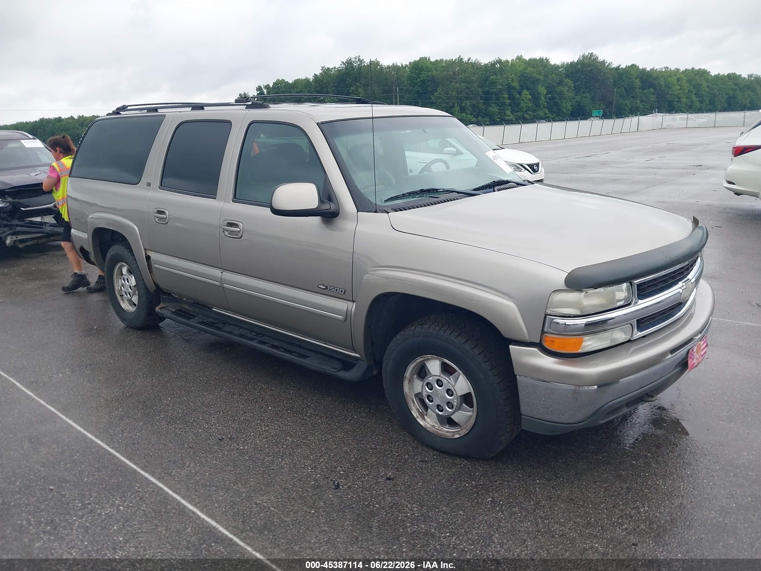 2000 Chevrolet Suburban LS, VIN 3GNFK16T8YG147371 — Normal wear