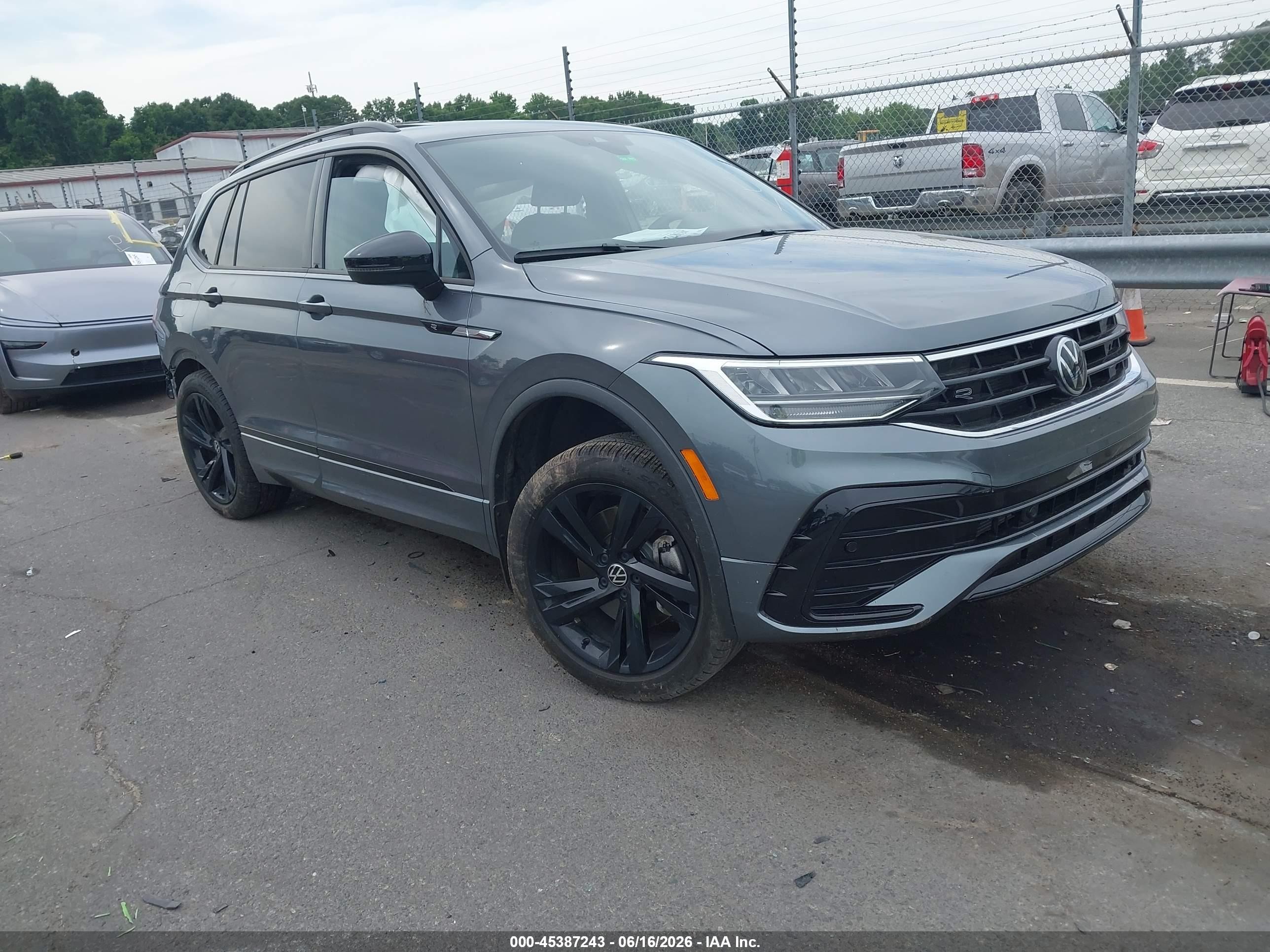 2024 Volkswagen Tiguan SE R-Line Black, VIN 3VV8B7AX8RM060637 — Rear end