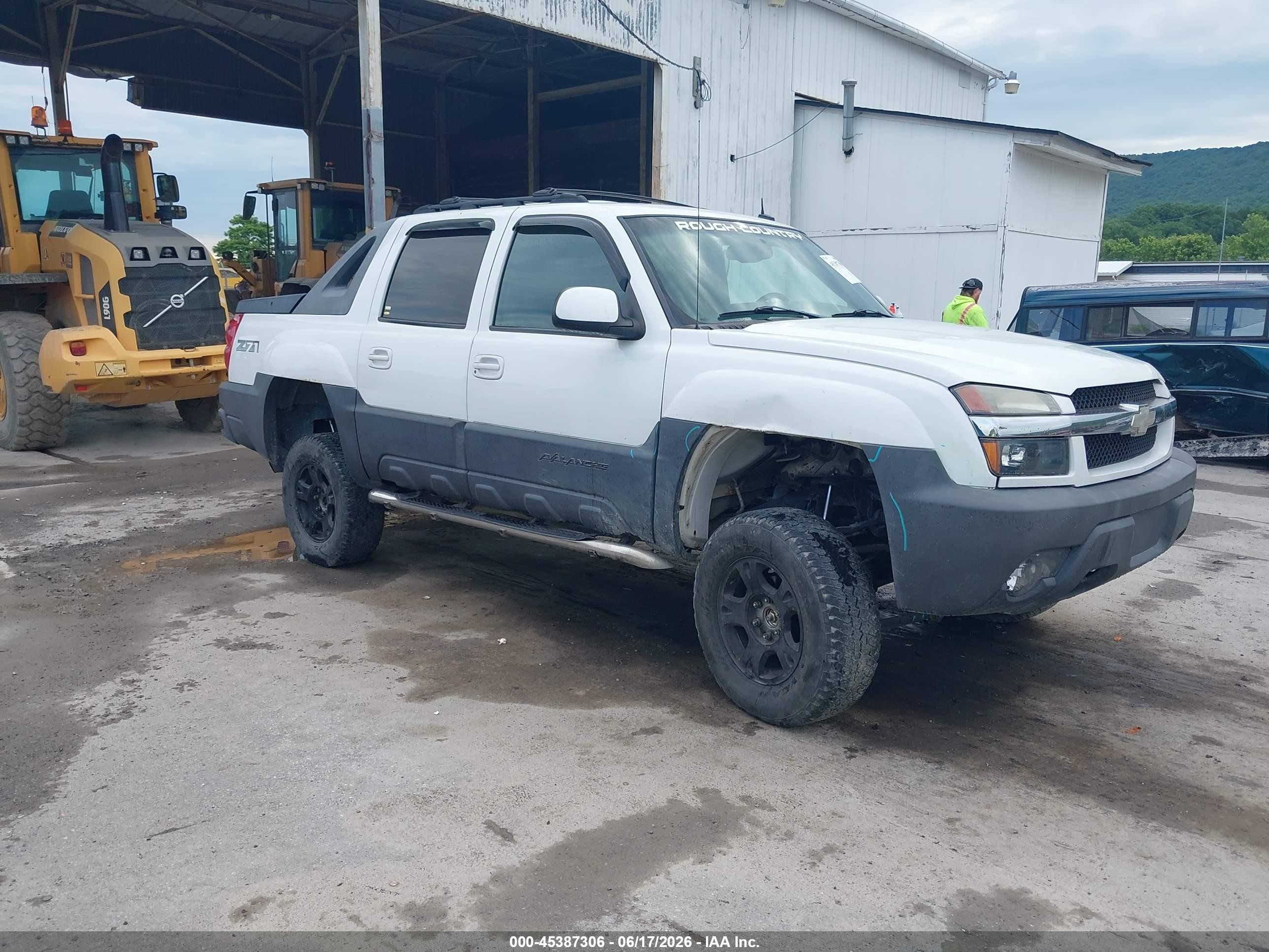 2003 Chevrolet Avalanche, VIN 3GNEK13T23G156396 — Front end