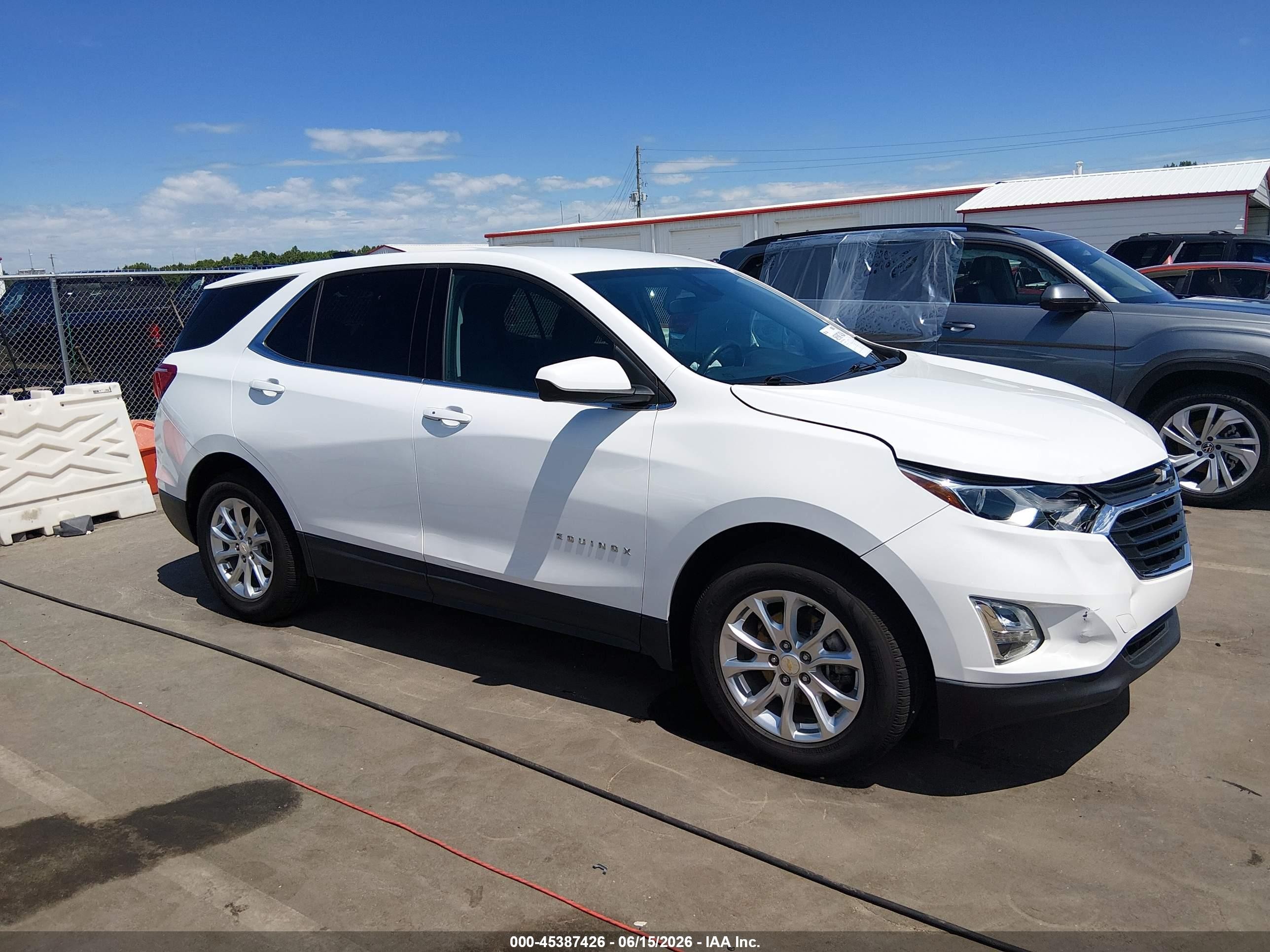 2020 Chevrolet Equinox LT, VIN 2GNAXKEV4L6214184 — Front end