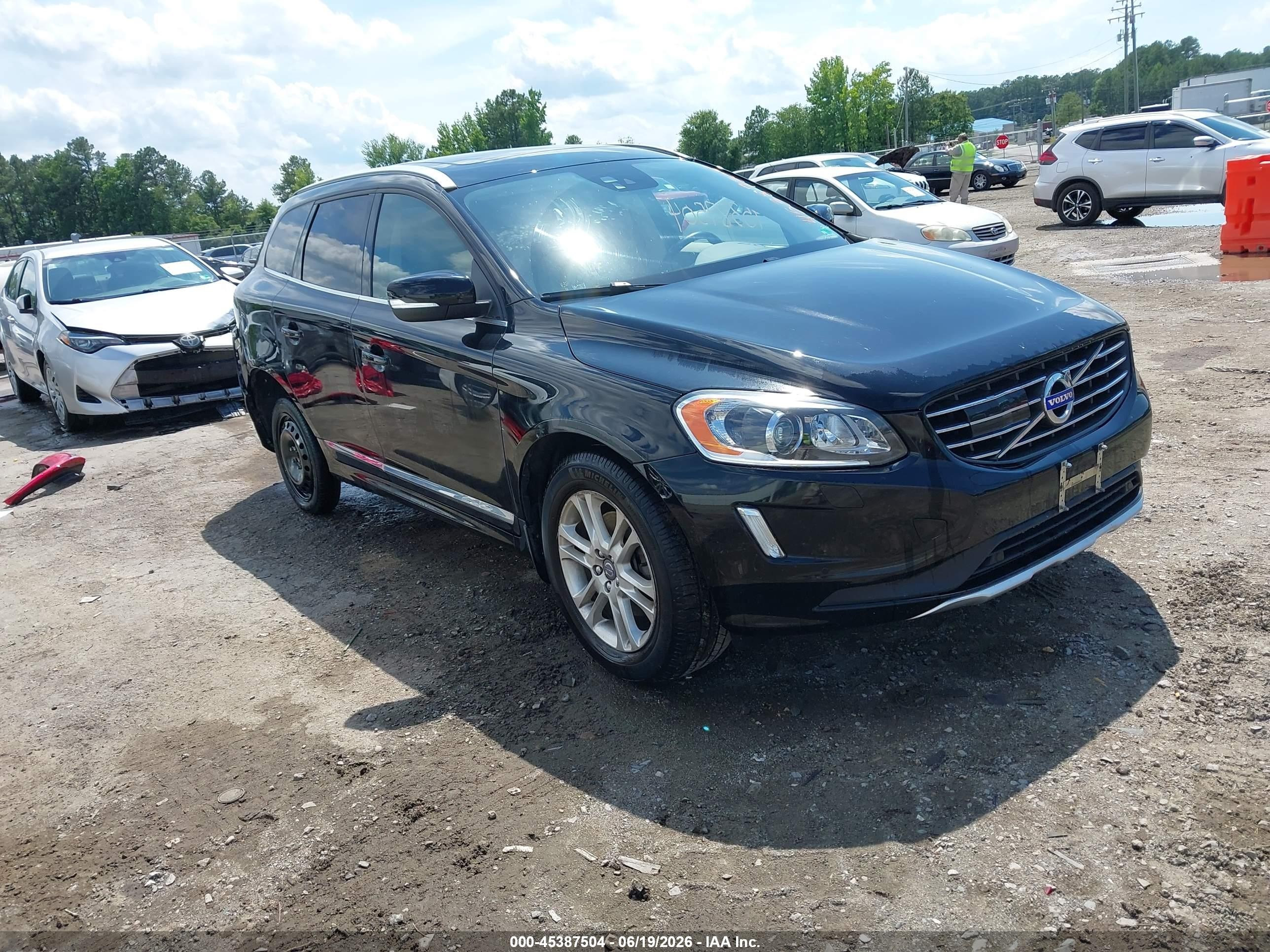 2015 Volvo XC60 T5 Platinum, VIN YV4612RM1F2717588 — Rear end