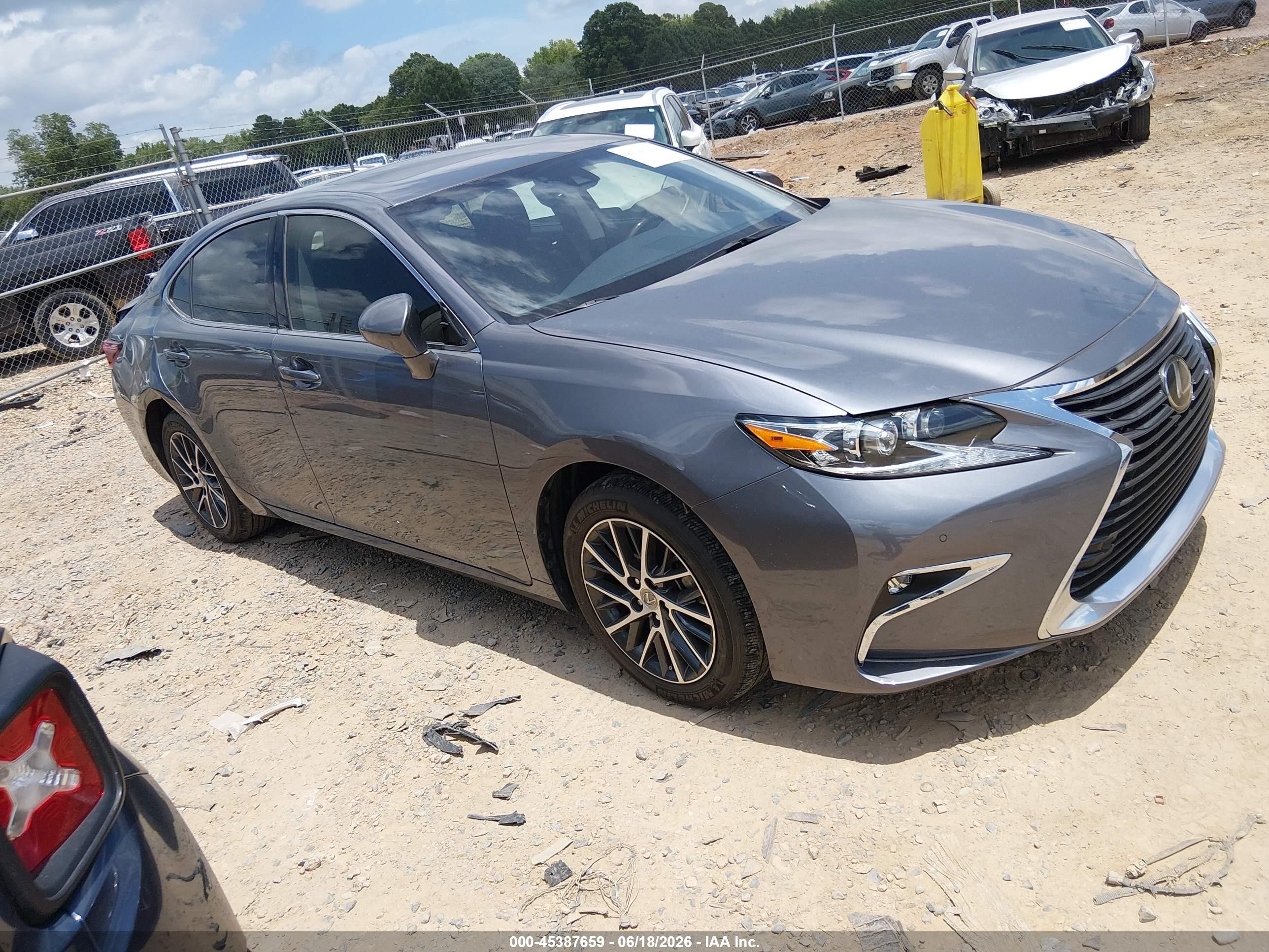 2016 Lexus ES 330, VIN JTHBK1GG8G2217952 — Зад