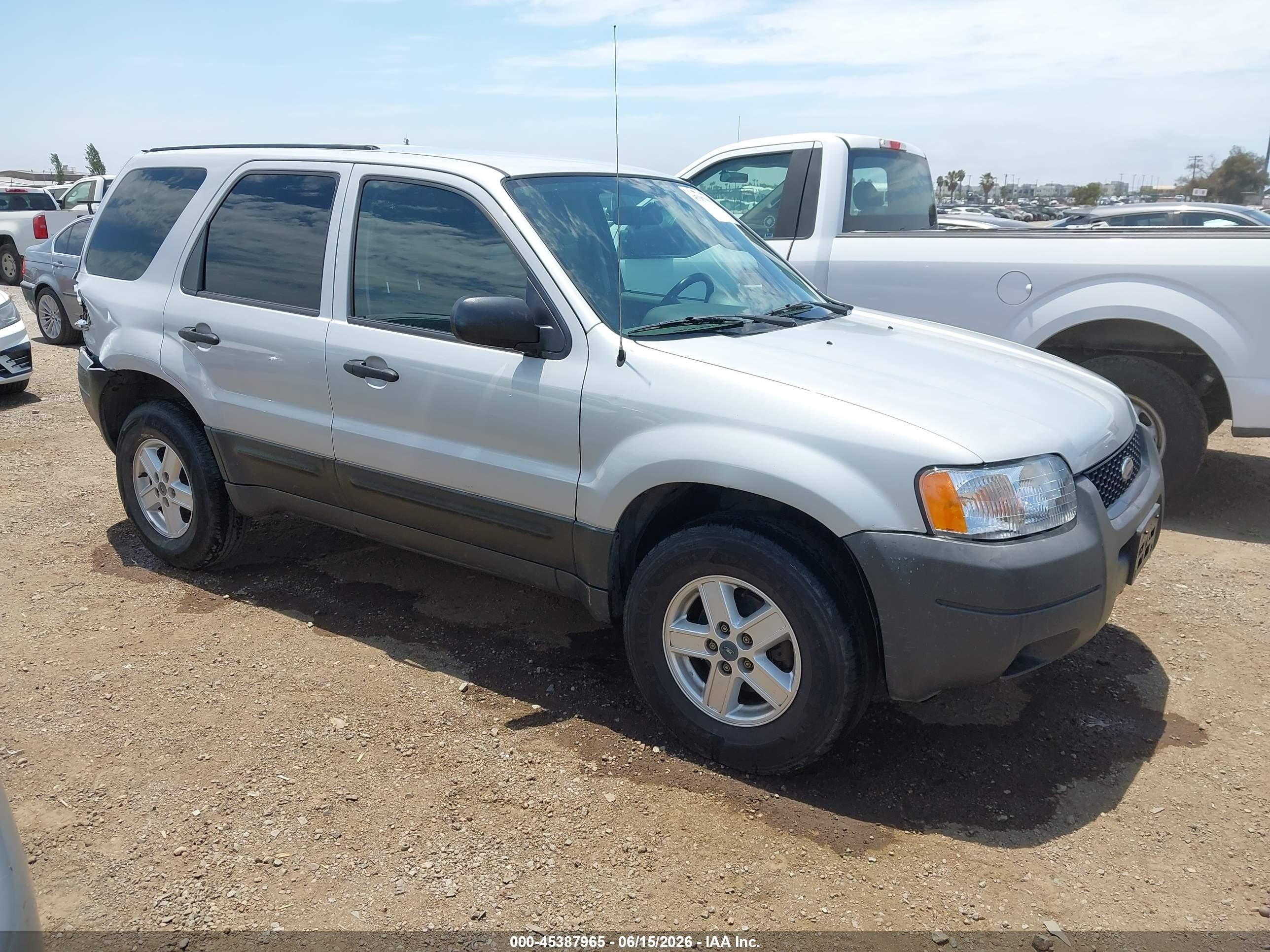 2003 Ford Escape XLS Popular, VIN 1FMYU021X3KD19598 — Зад