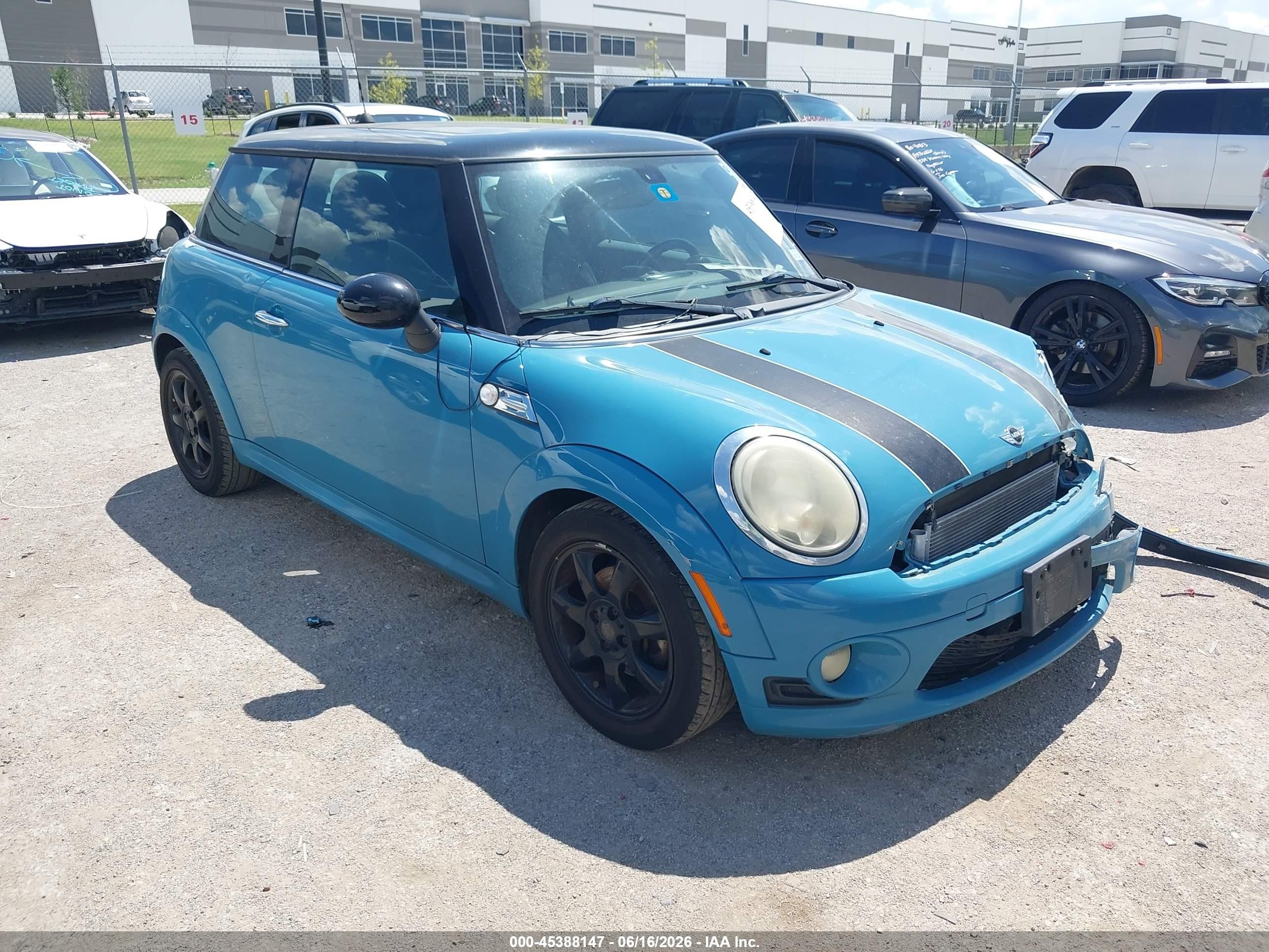2009 MINI Hardtop, VIN WMWMF33579TW76575 — Перед