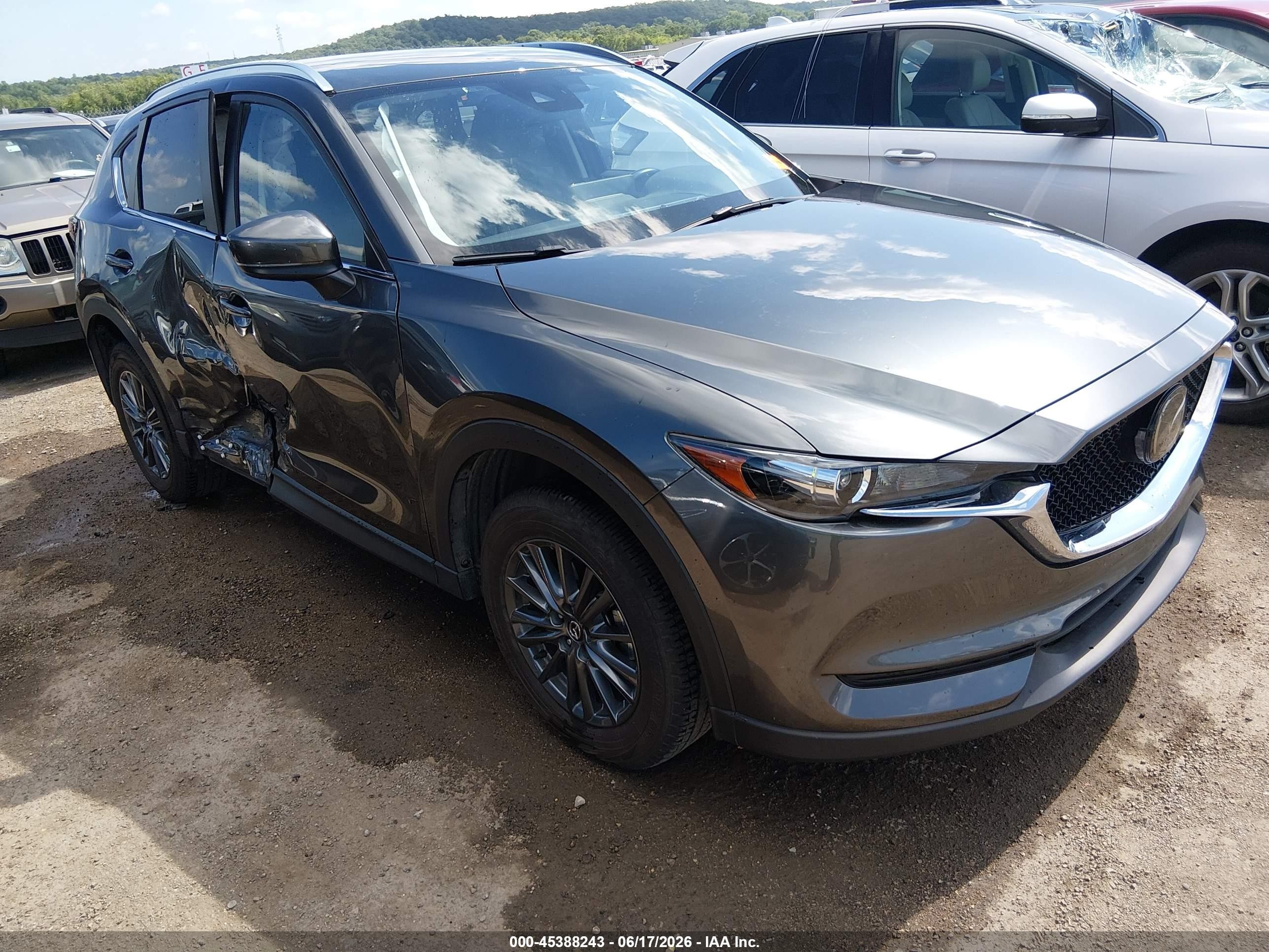 2021 Mazda CX-5 Carbon Edition, VIN JM3KFACM3M0400563 — Бок