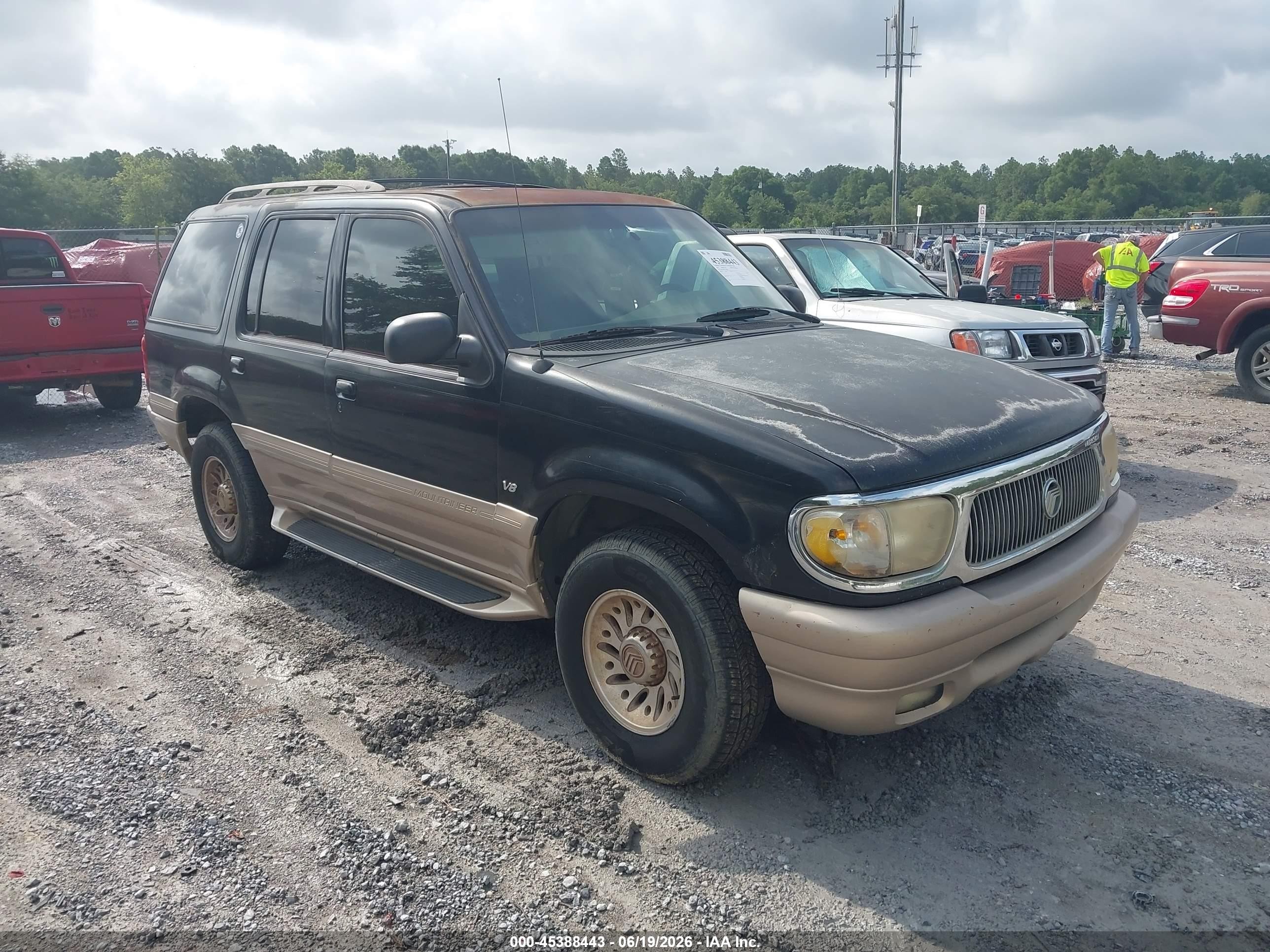 2000 Mercury Mountaineer, VIN 4M2ZU66P1YUJ30869 — Rear end