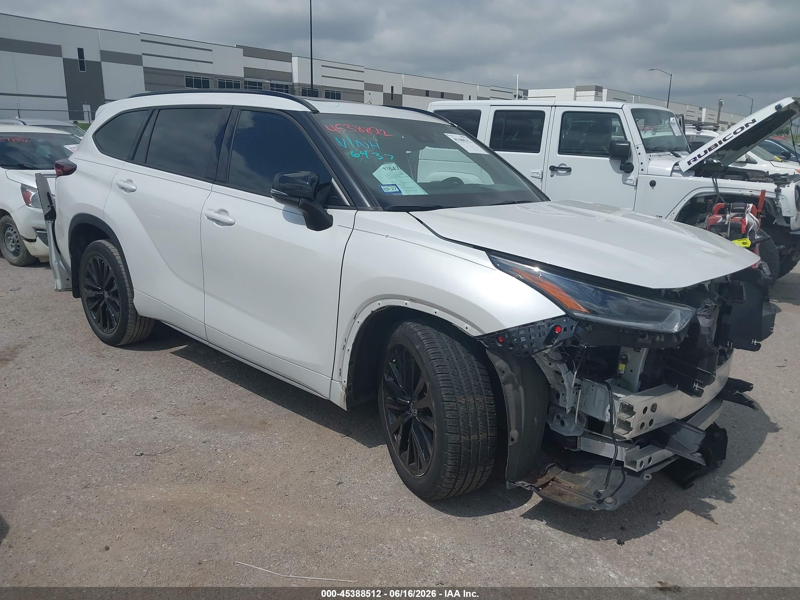 2024 Toyota Highlander XSE, VIN 5TDKDRAH7RS532183 — Side