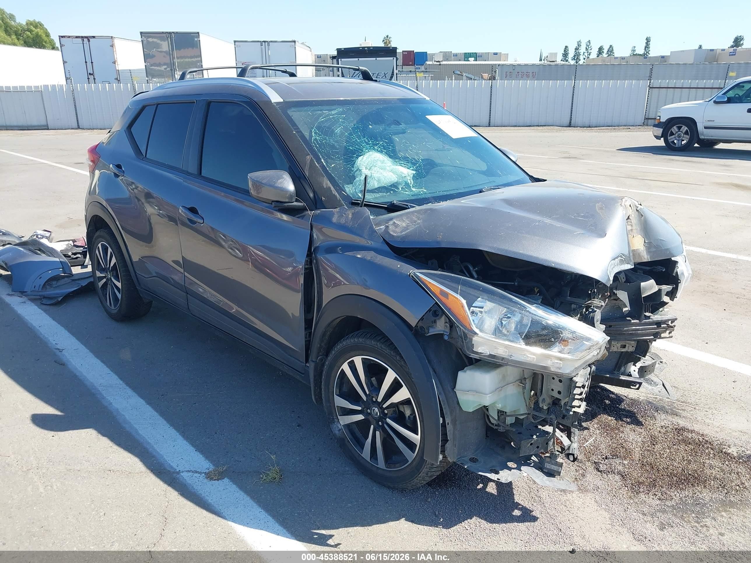 2019 Nissan Kicks SV, VIN 3N1CP5CU0KL535794 — Зад