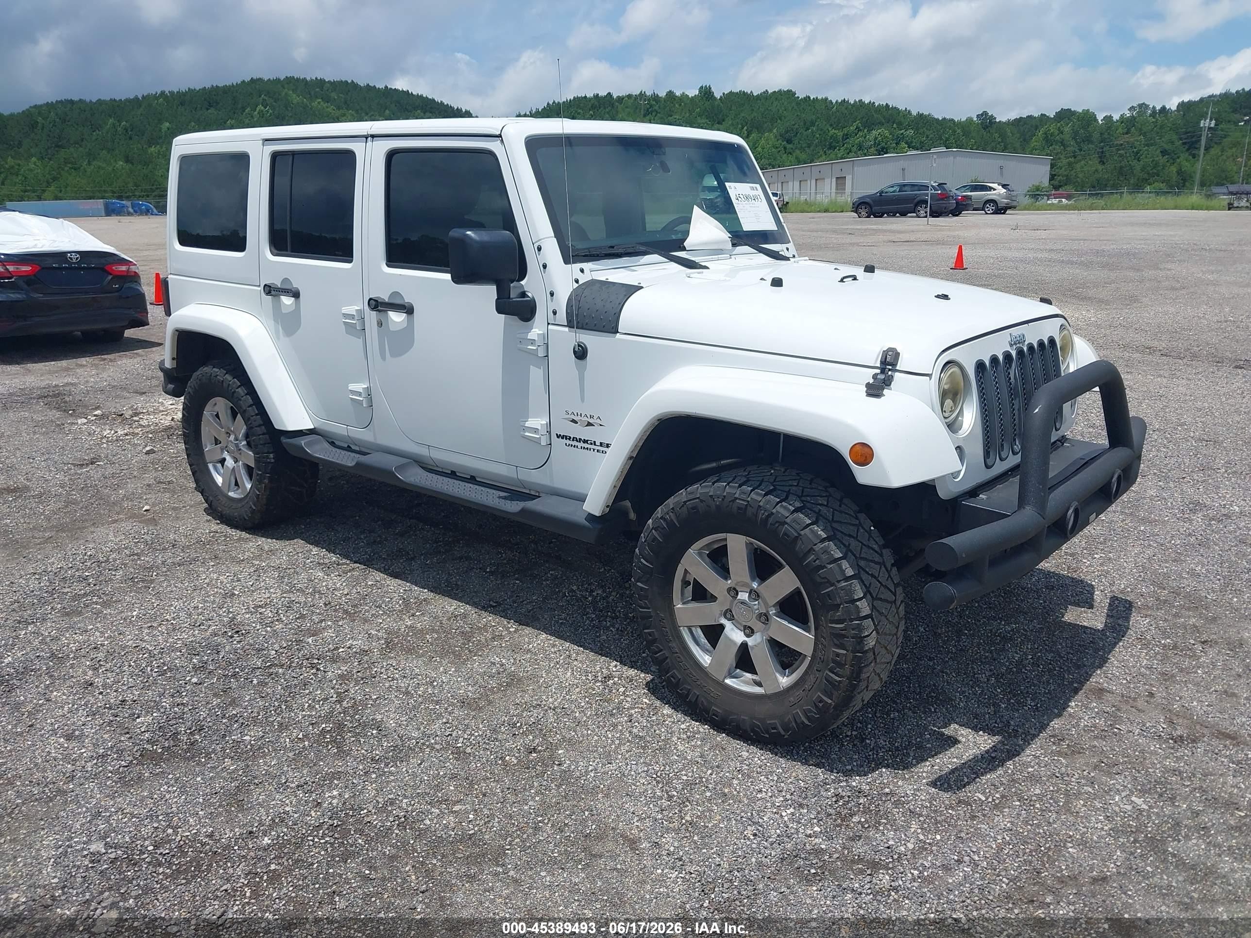 2017 Jeep Wrangler Unlimited Sahara, VIN 1C4BJWEG2HL515798 — Normal wear