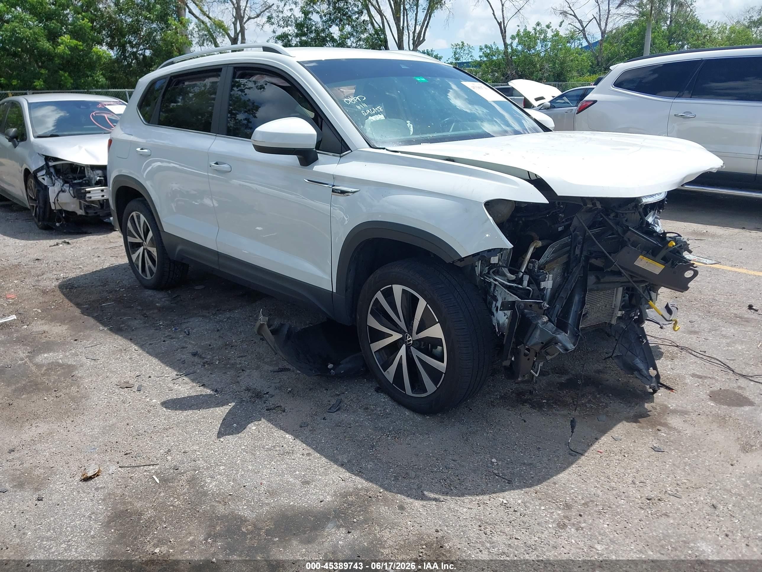 2022 Volkswagen Taos SE, VIN 3VVSX7B24NM020057 — Front end