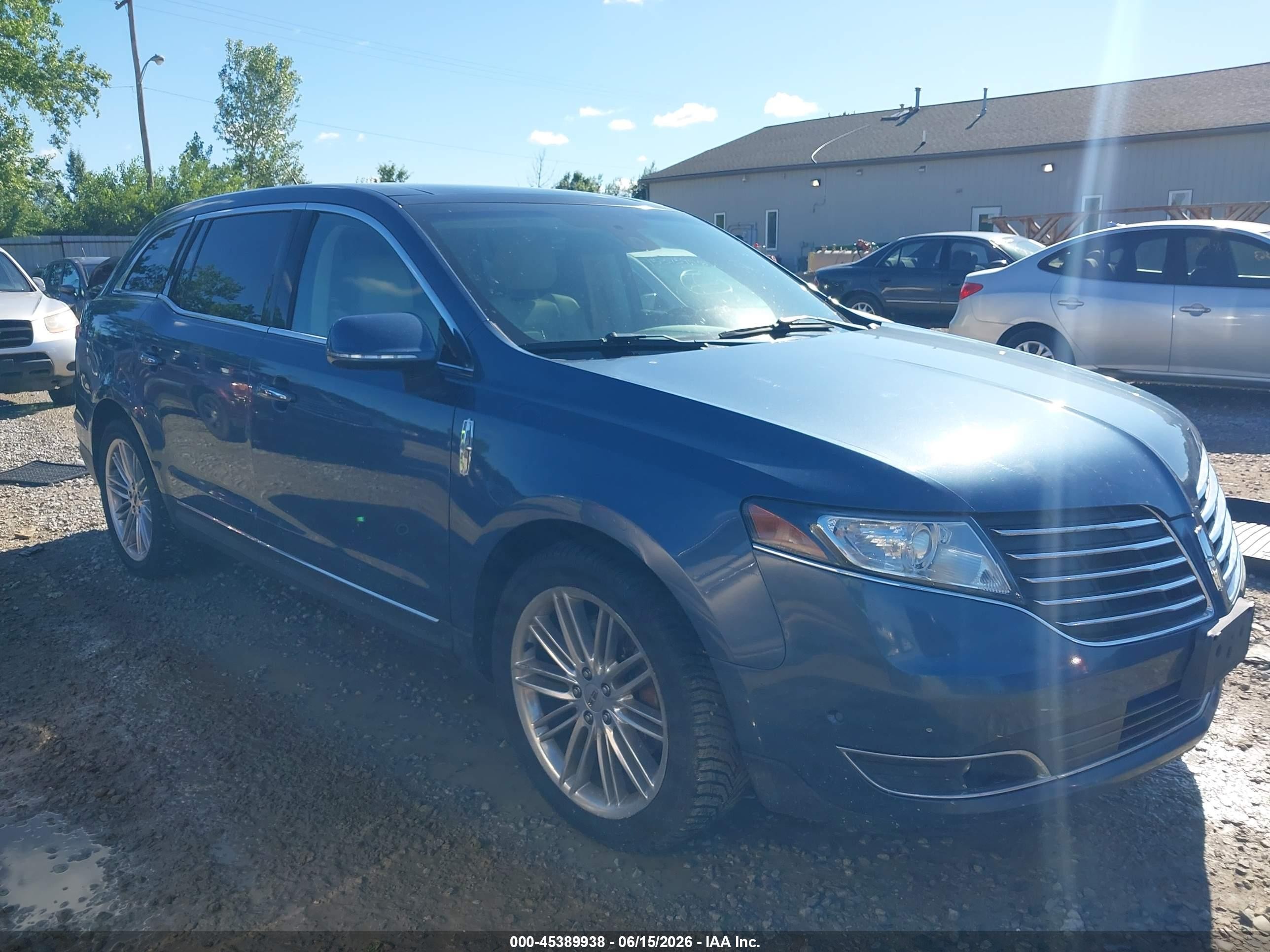 2019 Lincoln MKT Reserve, VIN 2LMHJ5AT4KBL00793 — Normal wear