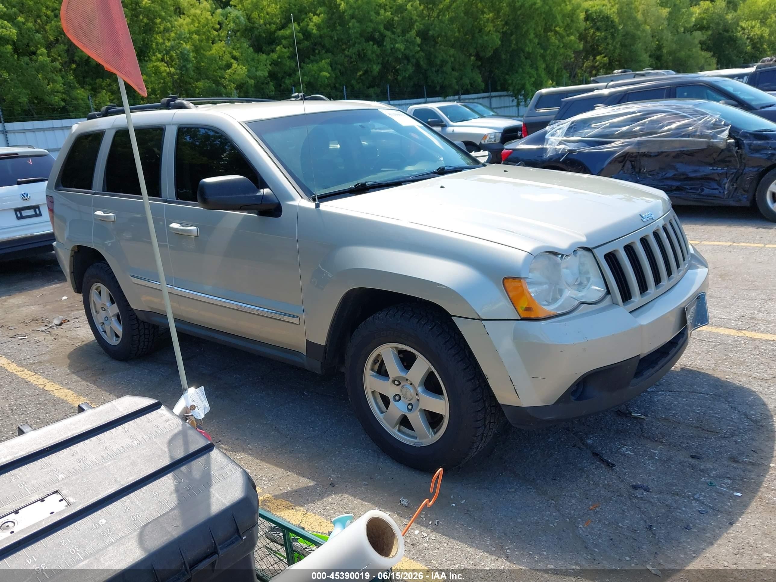 2010 Jeep Grand Cherokee Laredo, VIN 1J4PR4GK7AC105292 — Front end