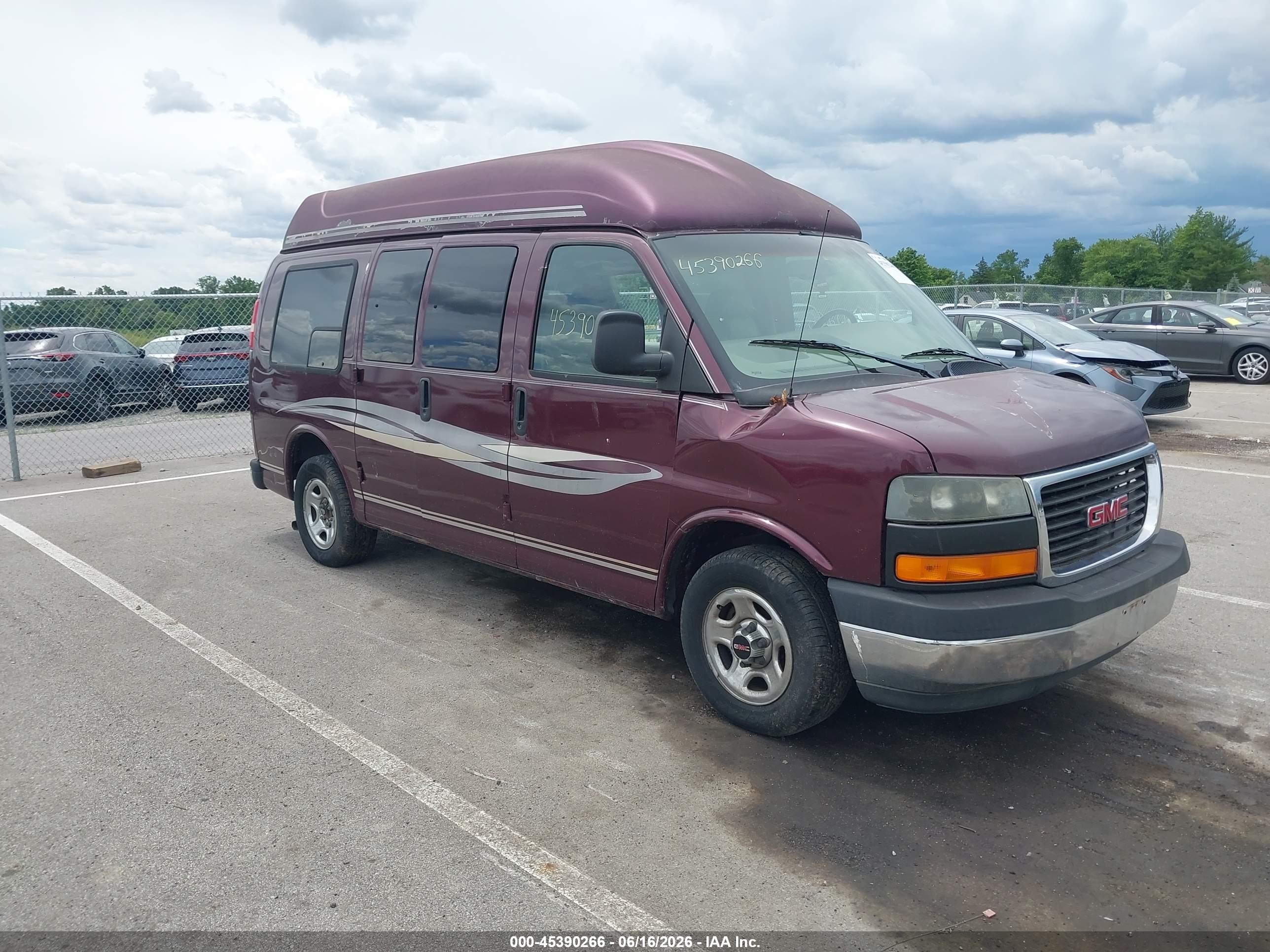 2003 GMC Savana Commercial SRW C6Y, VIN 1GDFG15T131179822 — Front end