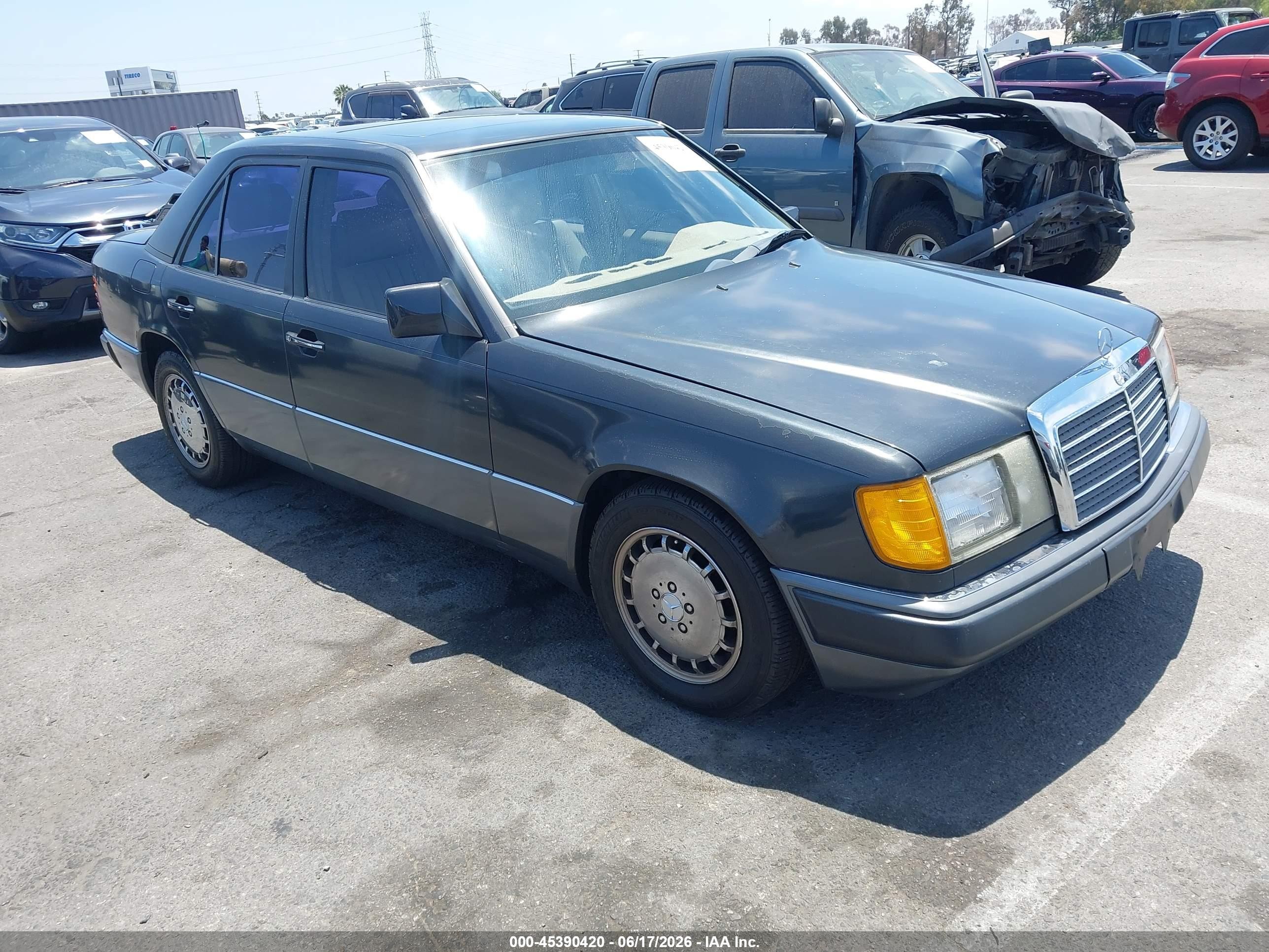 1990 Mercedes-Benz 260, VIN WDBEA26D2LB232454 — Normal wear