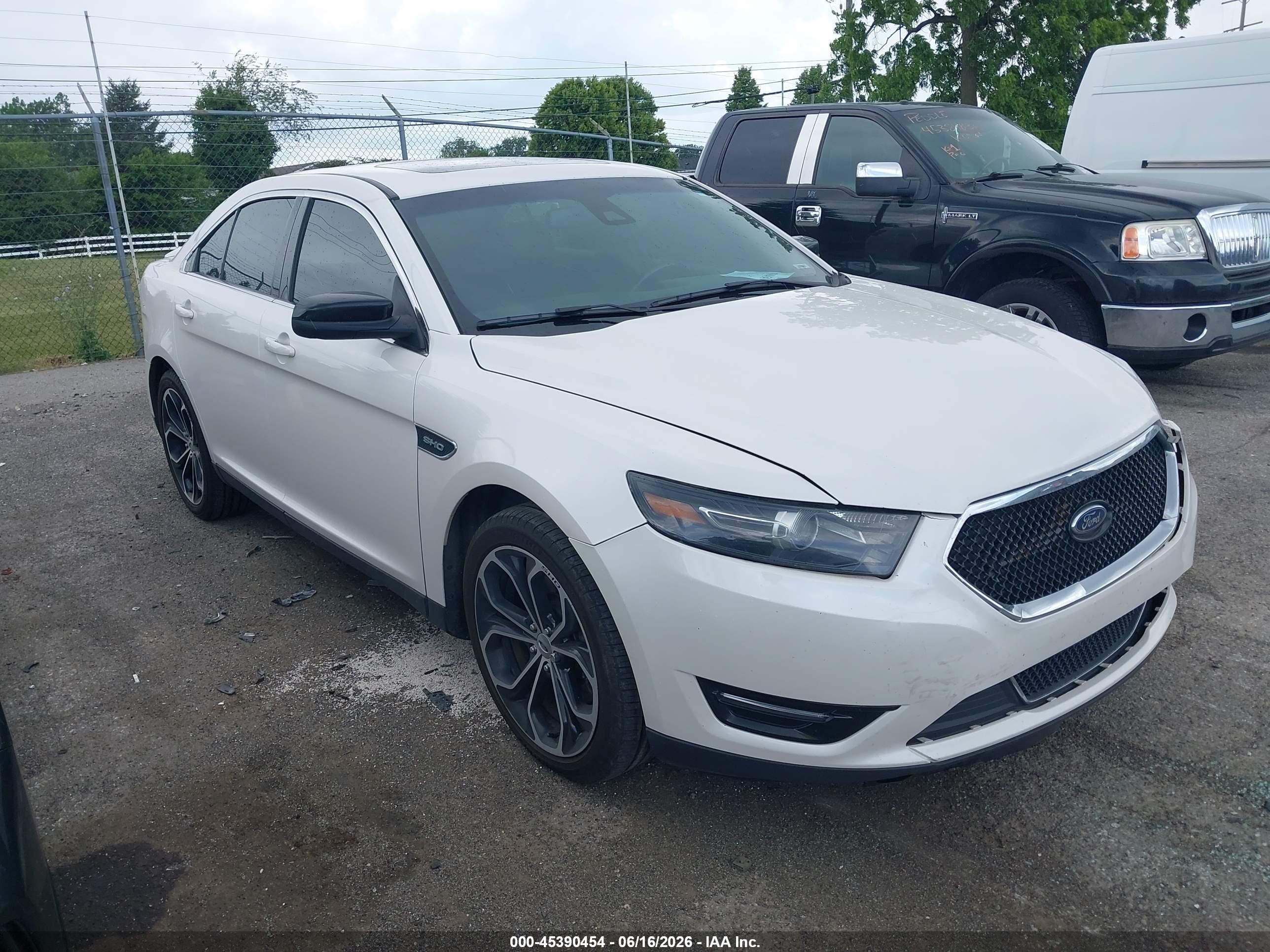 2018 Ford Taurus SHO, VIN 1FAHP2KT0JG103063 — Front end