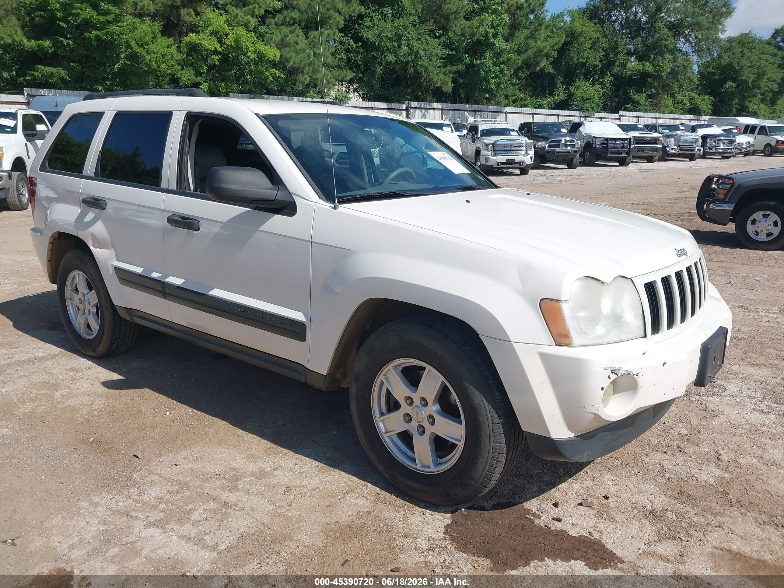 2005 Jeep Grand Cherokee Laredo, VIN 1J4HR48N45C691422 — Side