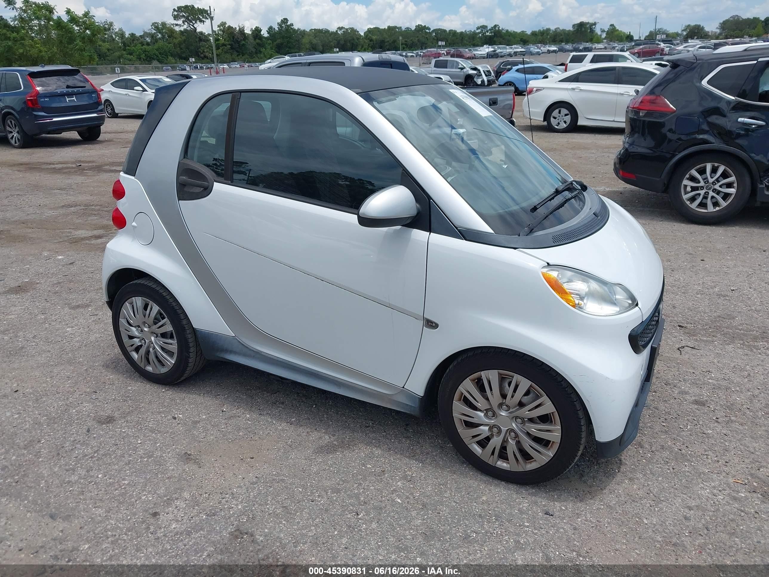 2014 Smart fortwo Passion, VIN WMEEJ3BA9EK733266 — Normal wear