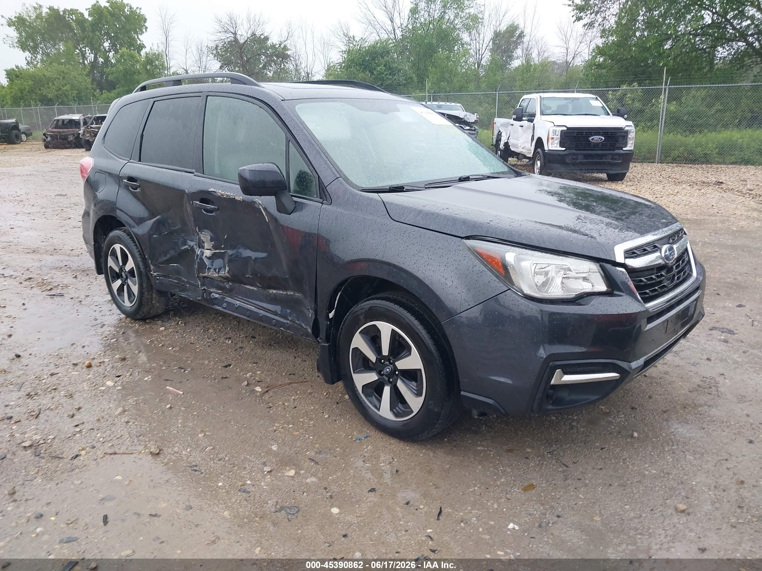 2018 Subaru Forester Premium, VIN JF2SJAEC7JH441322 — Side