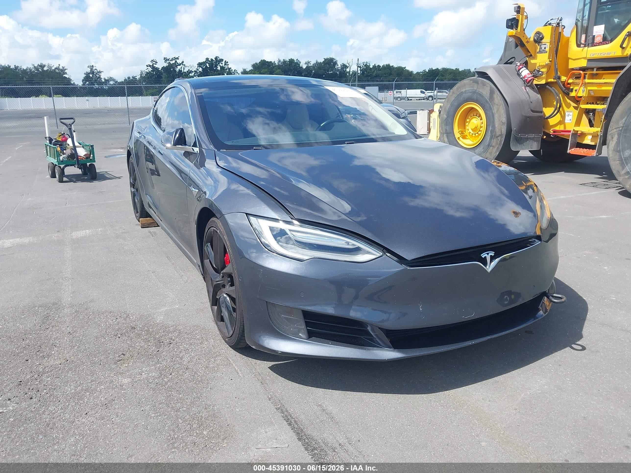 2017 Tesla Model S 100D, VIN 5YJSA1E29HF190870 — Front end