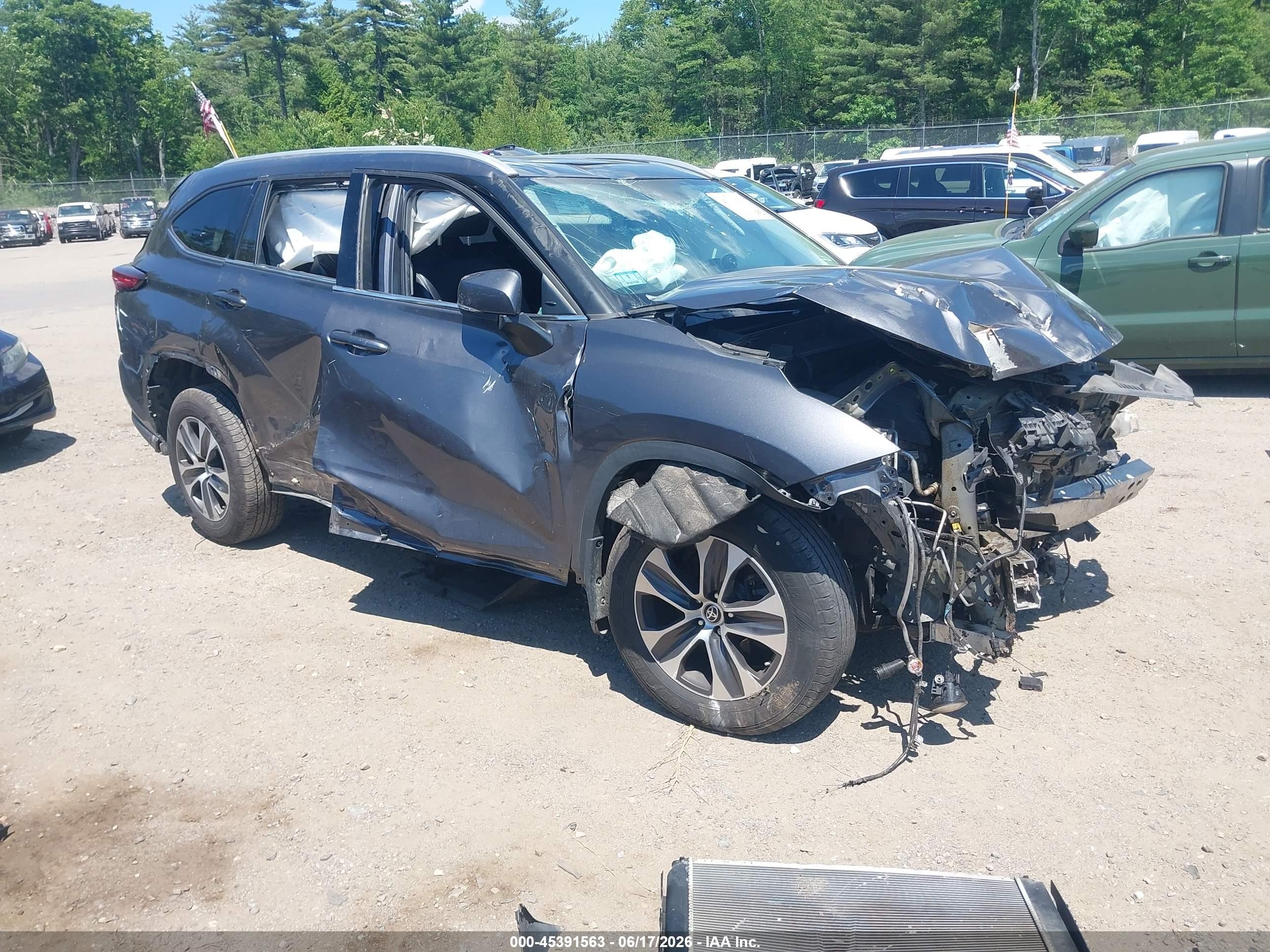 2022 Toyota Highlander XLE, VIN 5TDGZRBH5NS565988 — All over