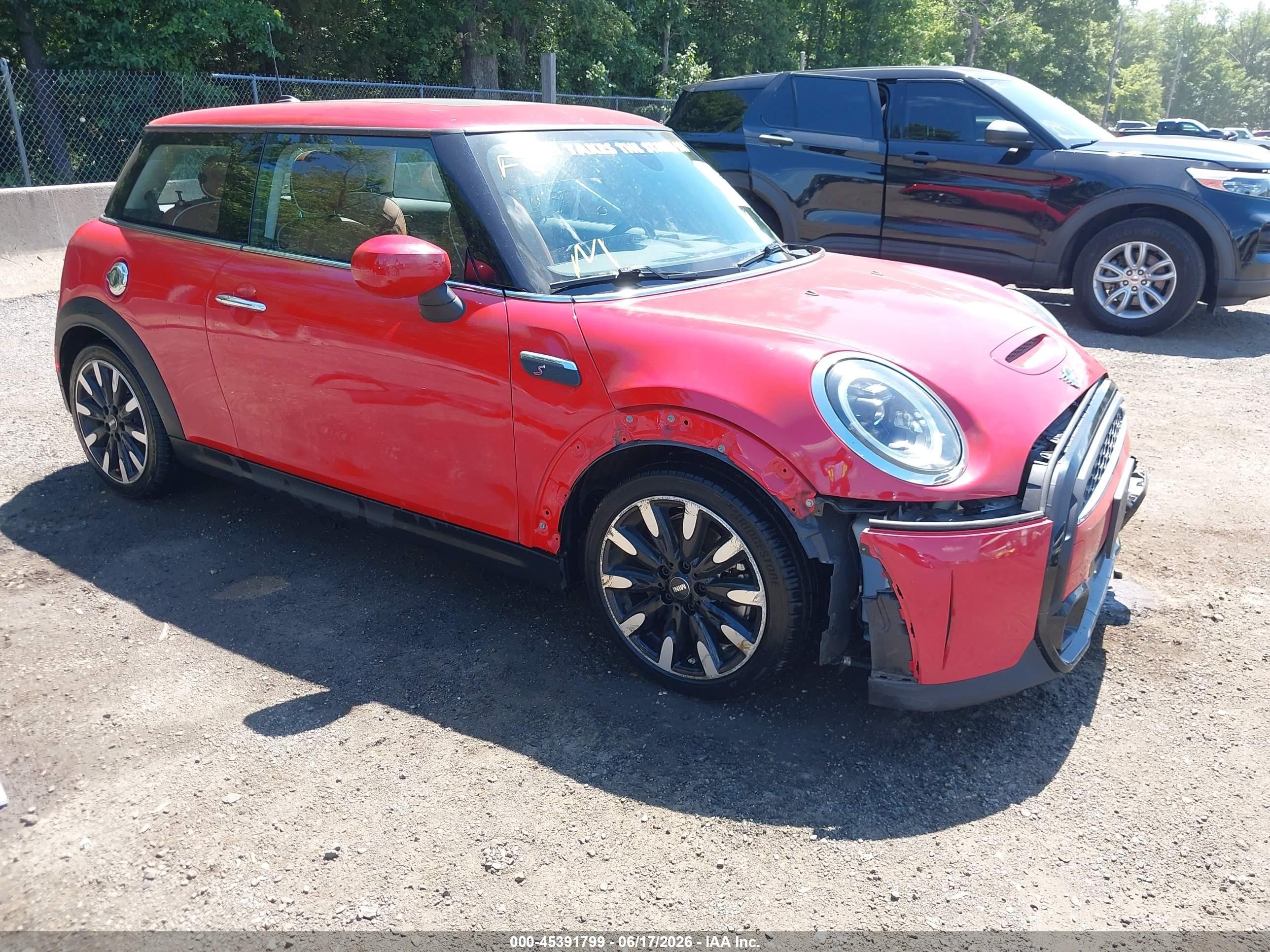 2022 MINI Hardtop Cooper S, VIN WMW53DH01N2P81788 — Перед