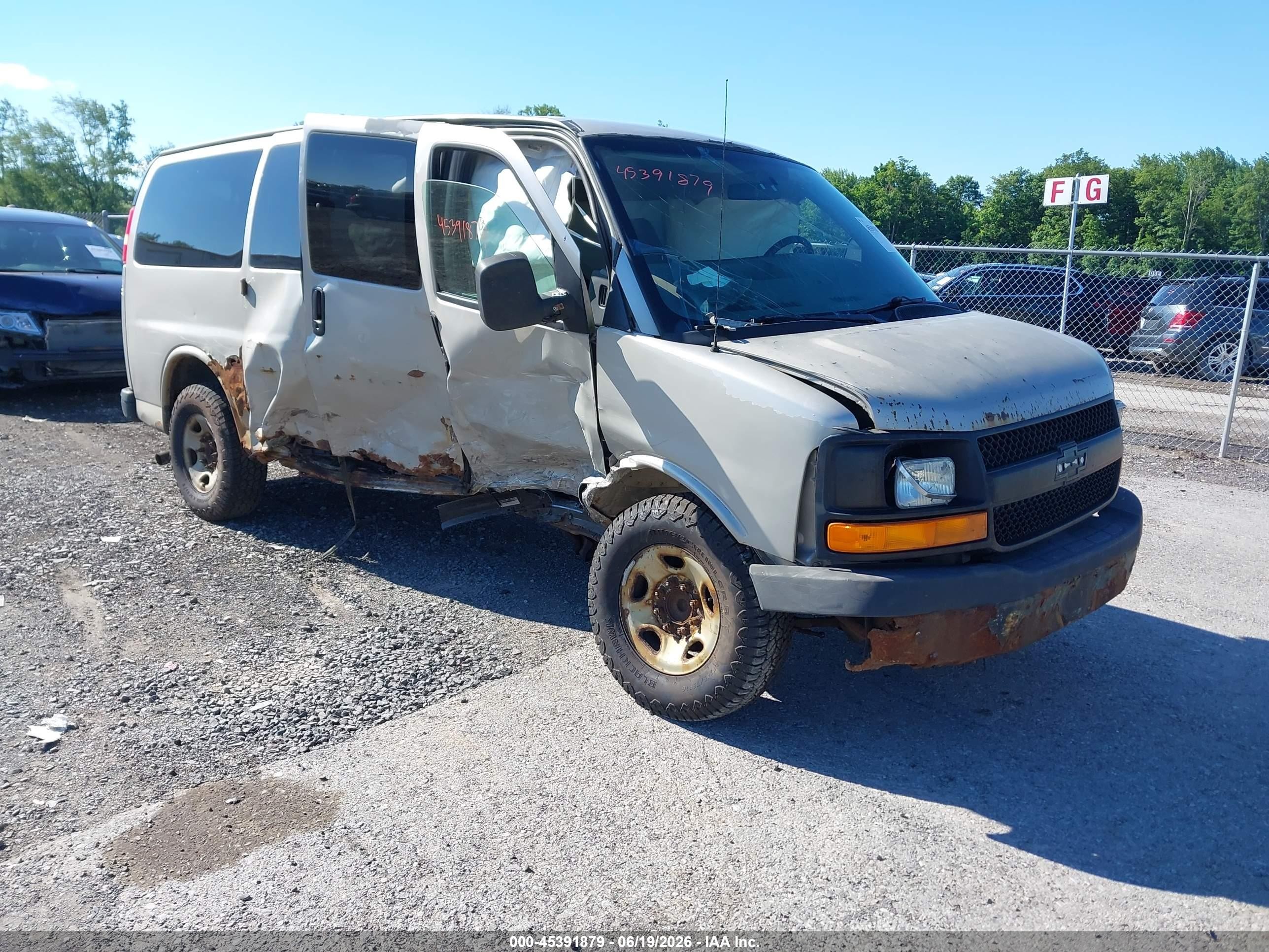 2008 Chevrolet Express Passenger, VIN 1GAGG25K781162576 — Side
