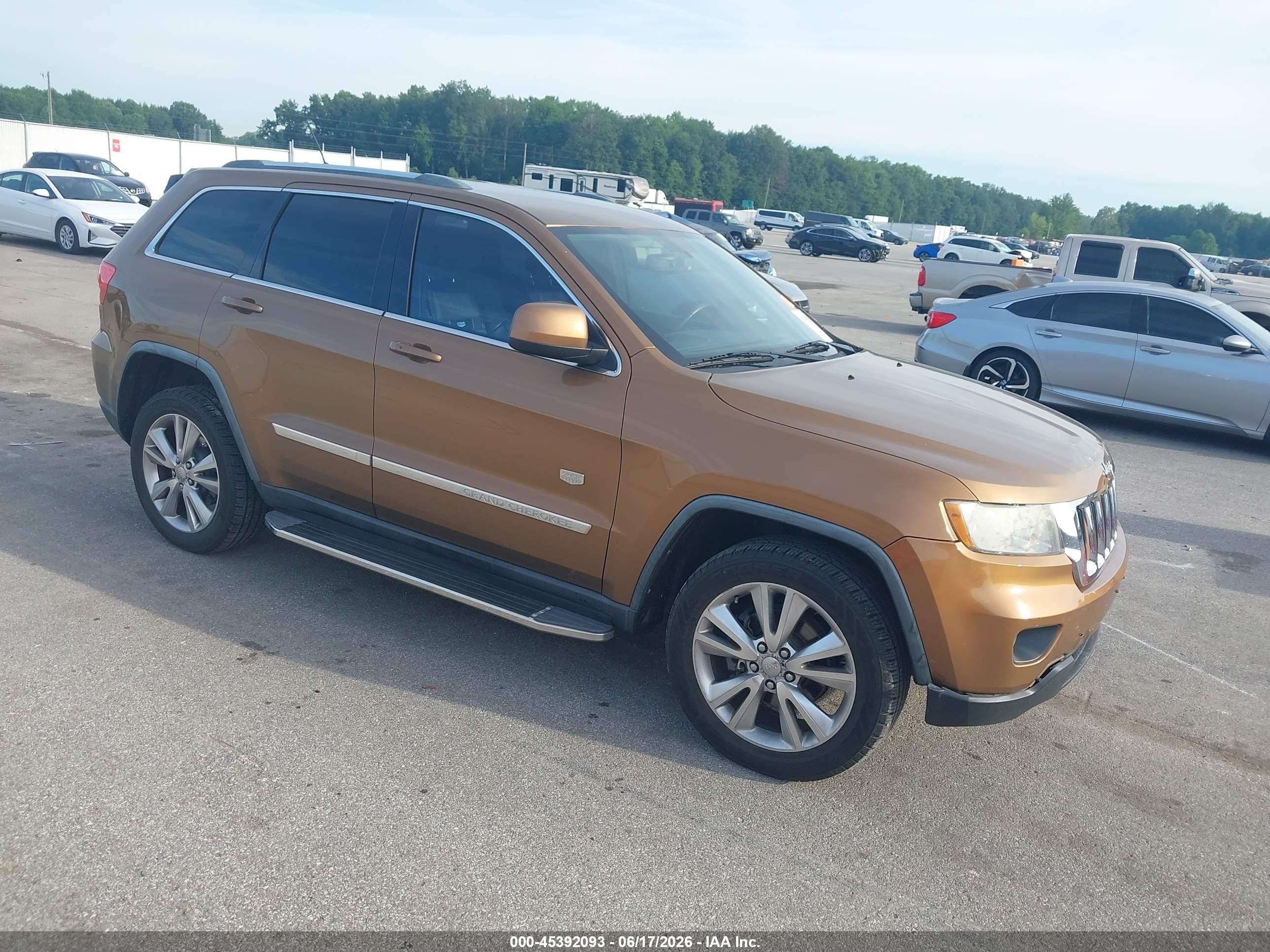 2011 Jeep Grand Cherokee Laredo, VIN 1J4RR4GG3BC675408 — Front end