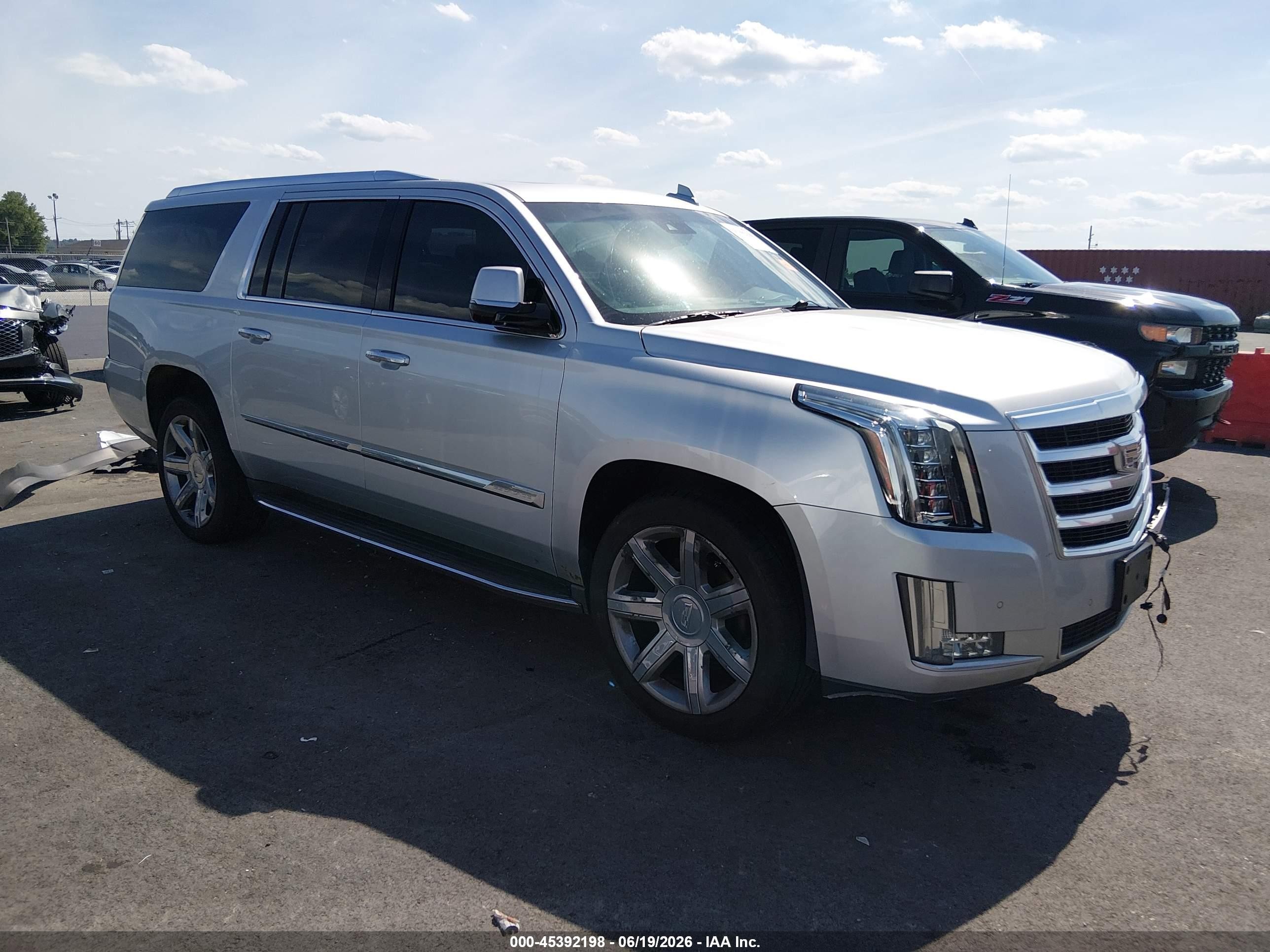 2016 Cadillac Escalade ESV Luxury Collection, VIN 1GYS4HKJ9GR285704 — Front end