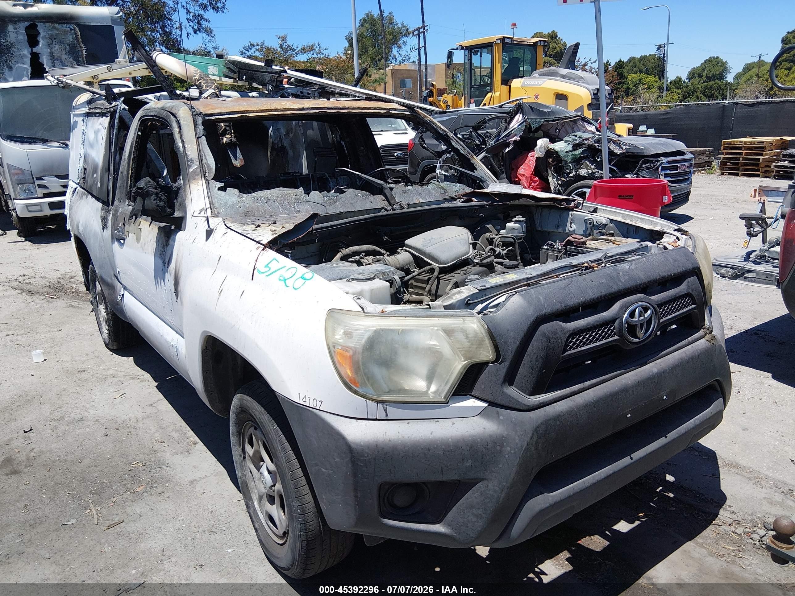 2014 Toyota Tacoma, VIN 5TFNX4CN4EX034103 — Пожар в салоне