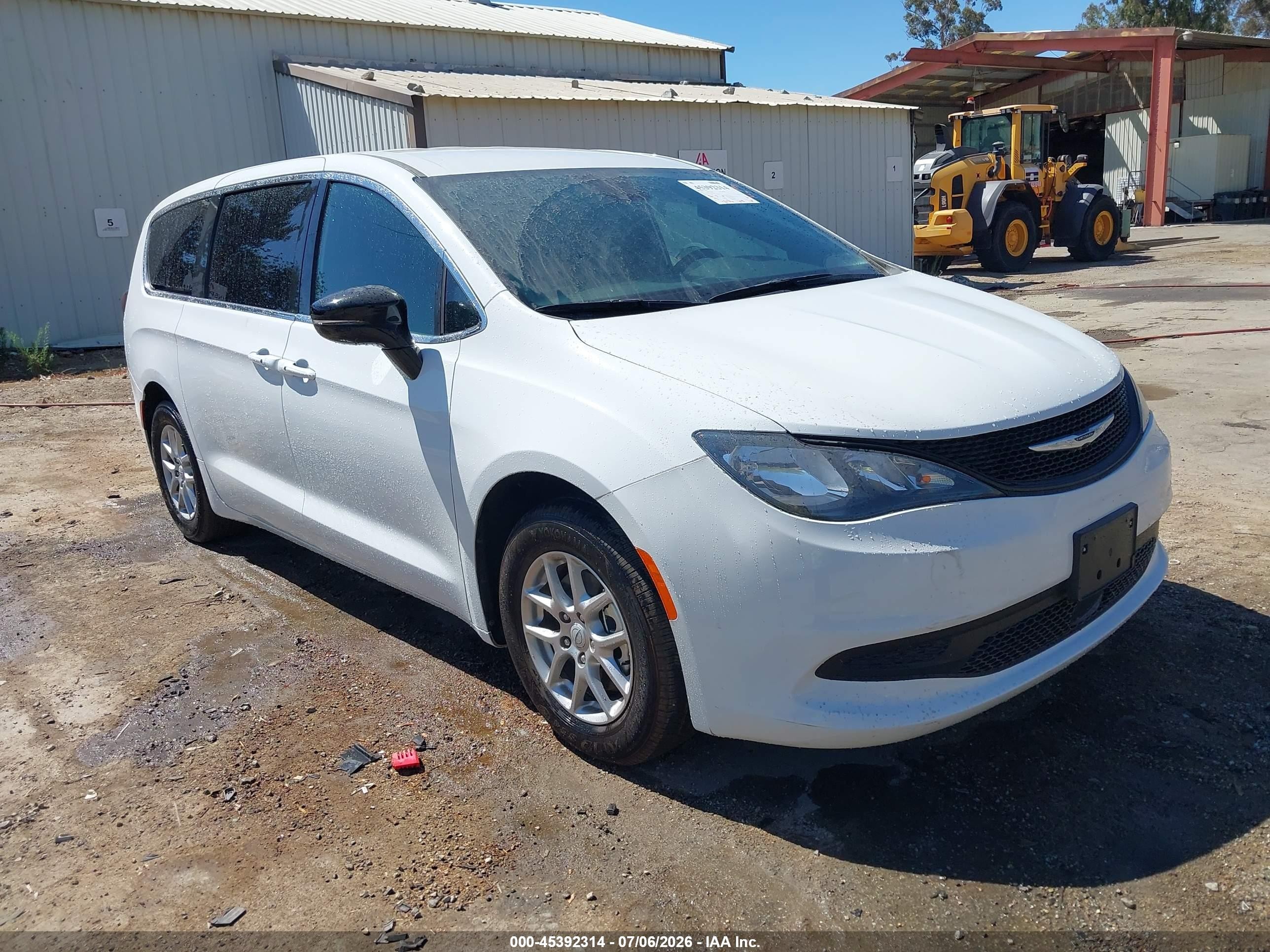 2025 Chrysler Voyager LX, VIN 2C4RC1CGXSR611501 — Бок
