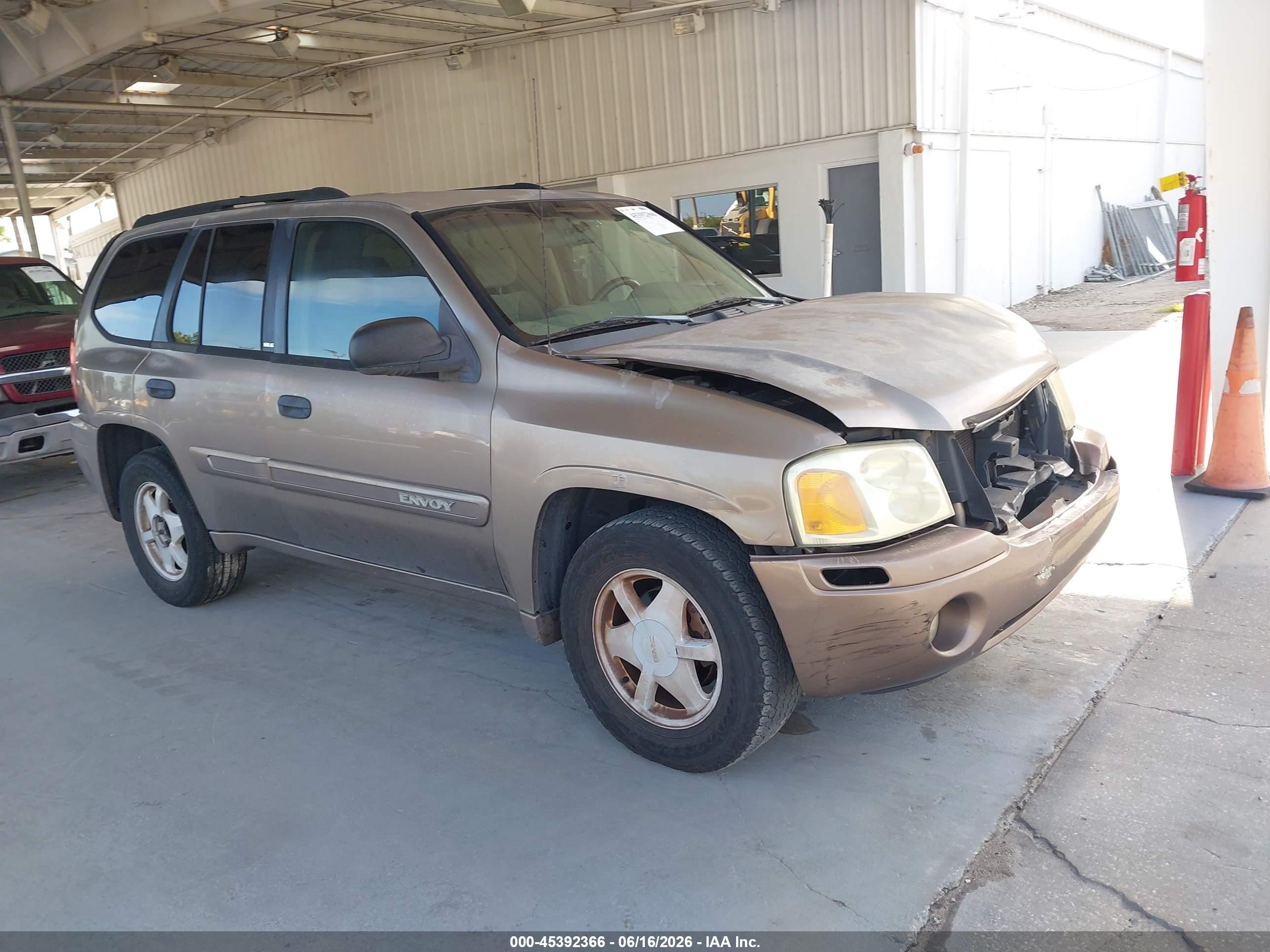 2003 GMC Envoy SLT, VIN 1GKDS13S532309961 — Front end