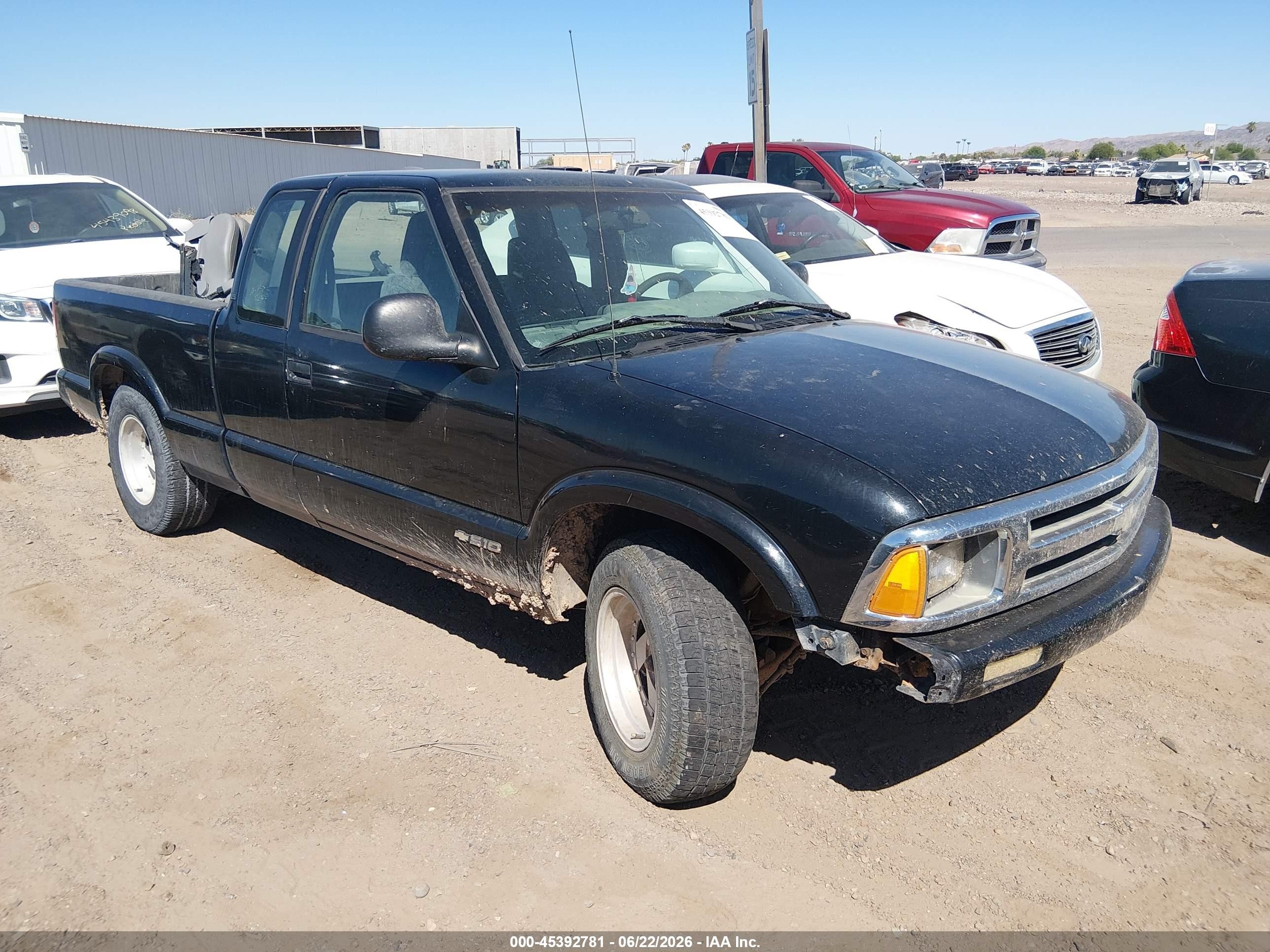 1994 Chevrolet S-10 LS, VIN 1GCCS19Z7R8153326 — Front end