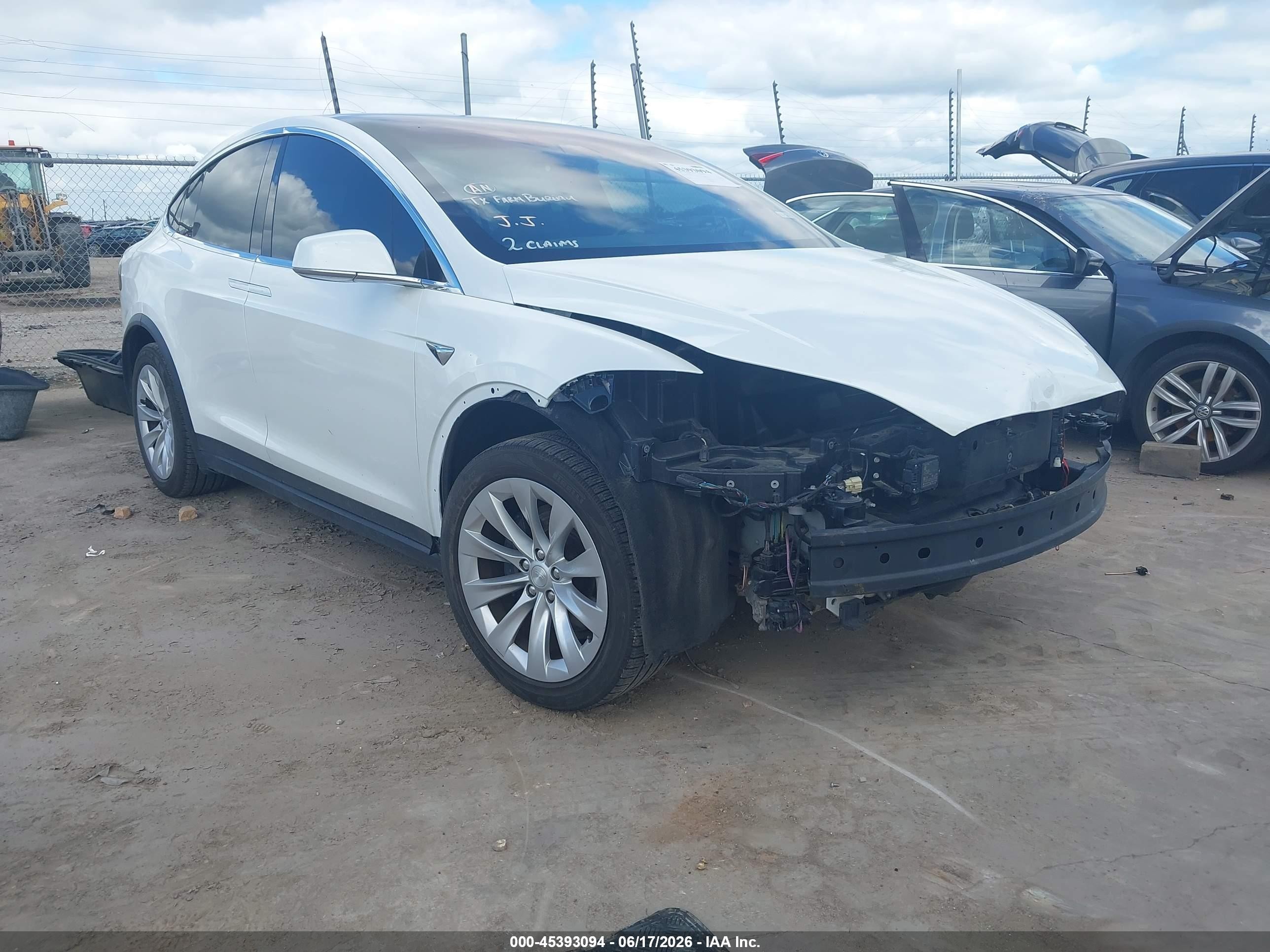 2018 Tesla Model X 75D, VIN 5YJXCDE27JF090578 — Перед