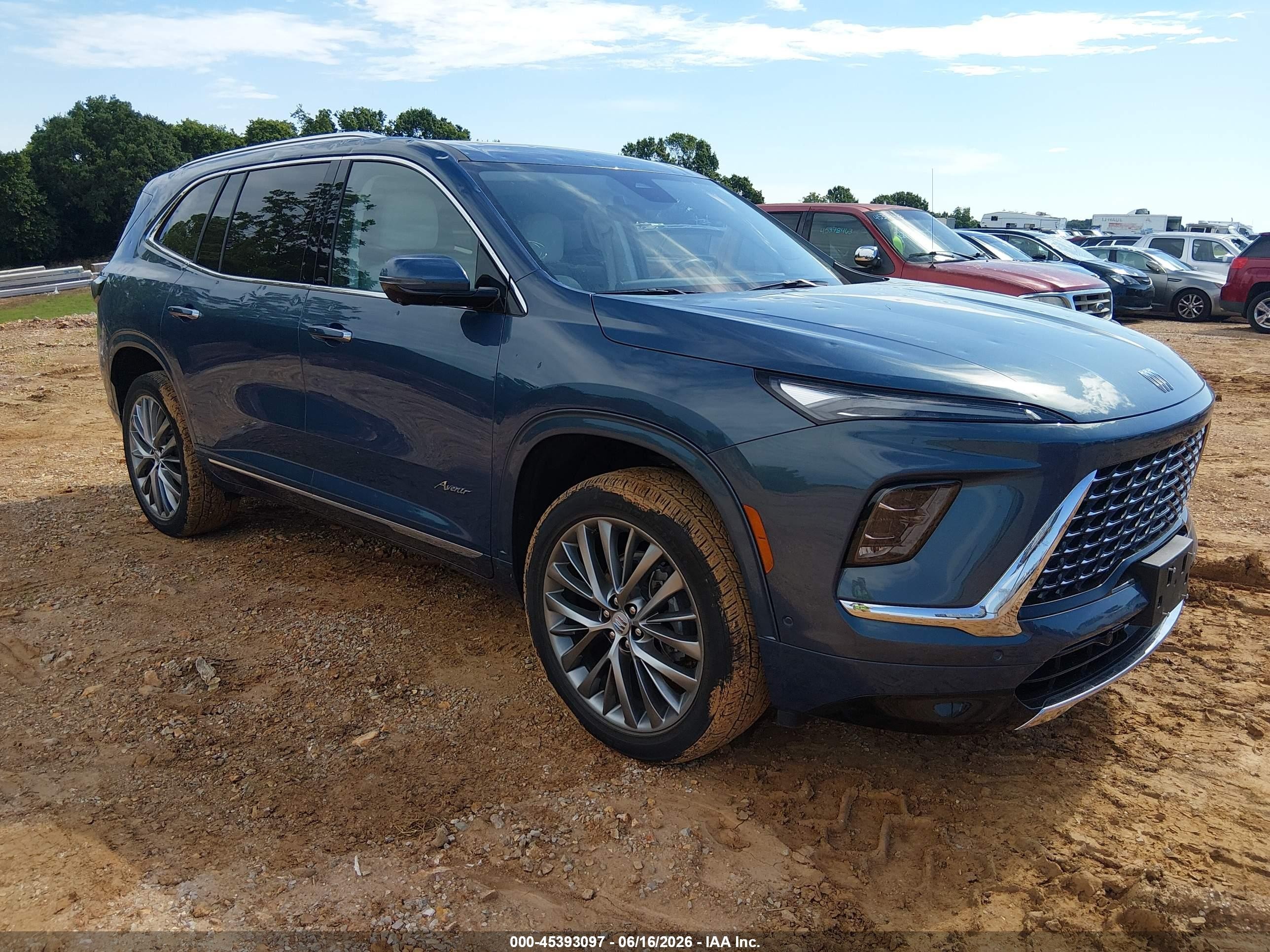 2025 Buick Enclave Avenir, VIN 5GAERCRS9SJ119293 — Град